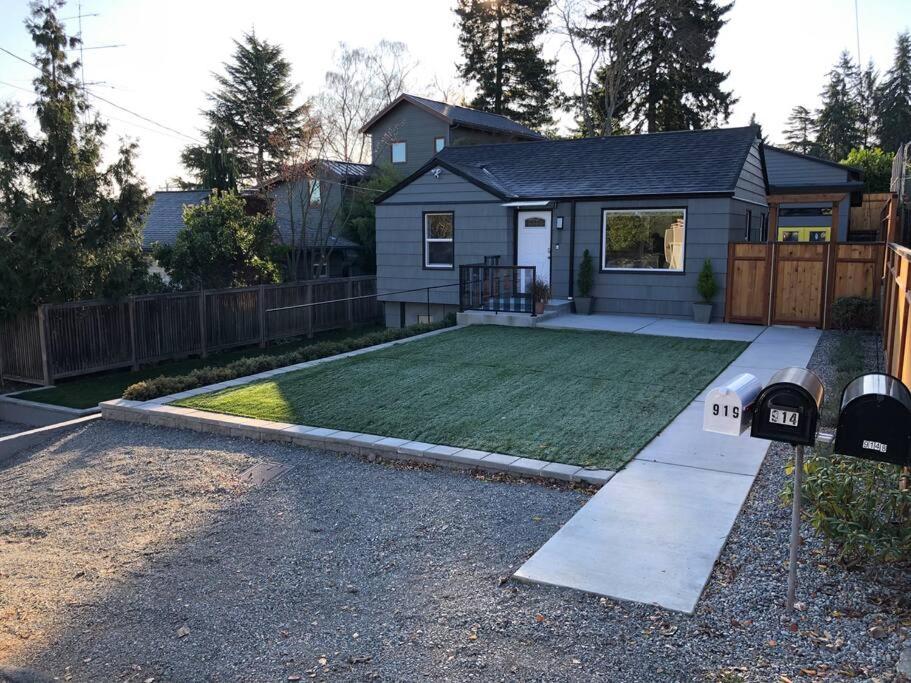 Cozy Crown Hill Carkeek Cottage 2 Beds, Full Kitchen & Backyard in North Seattle view 3