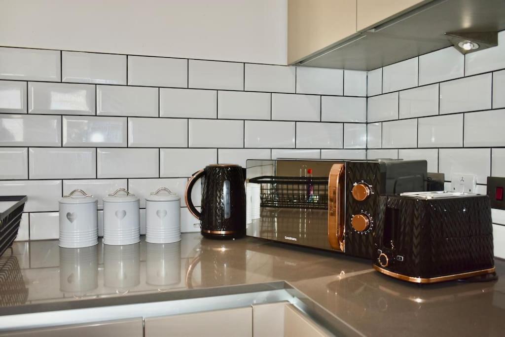 Modern 2-Bed Apartment Near Ascot & Legoland, Sleep upto 4 guests, Pet Friendly, Parking Available on Request! view 2