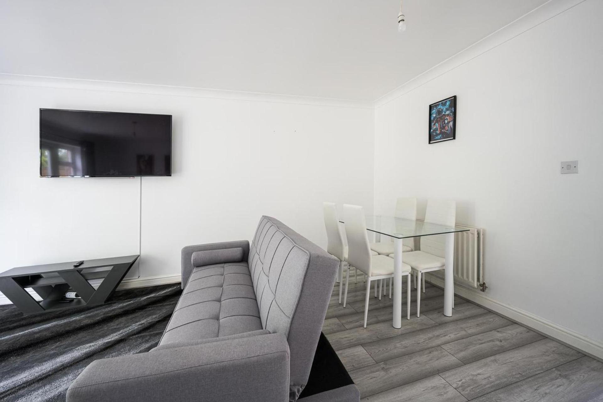 Maidstone villa 3bedroom free sports channels park view 2