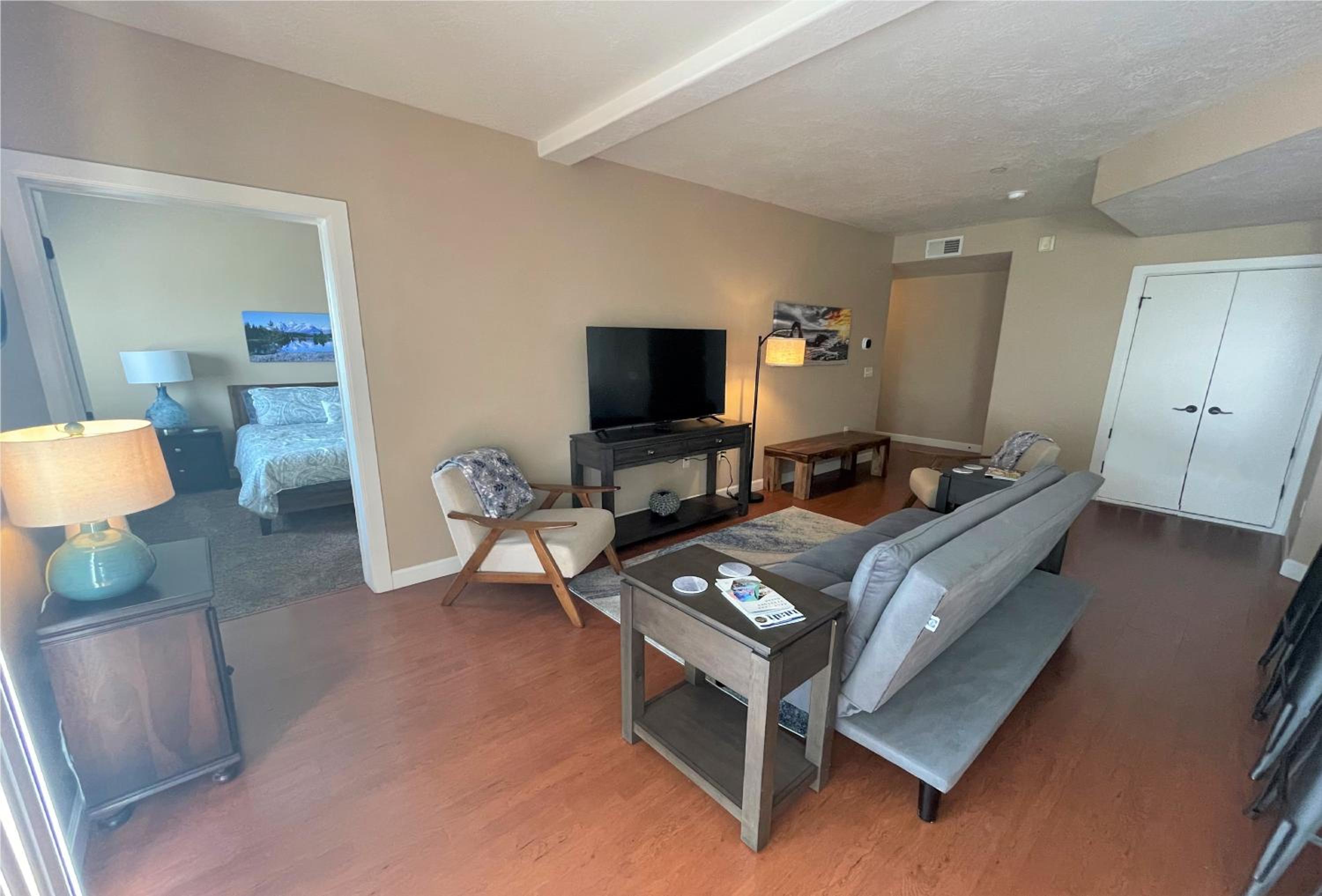 Deluxe Downtown Condo Close to Everything! view 4