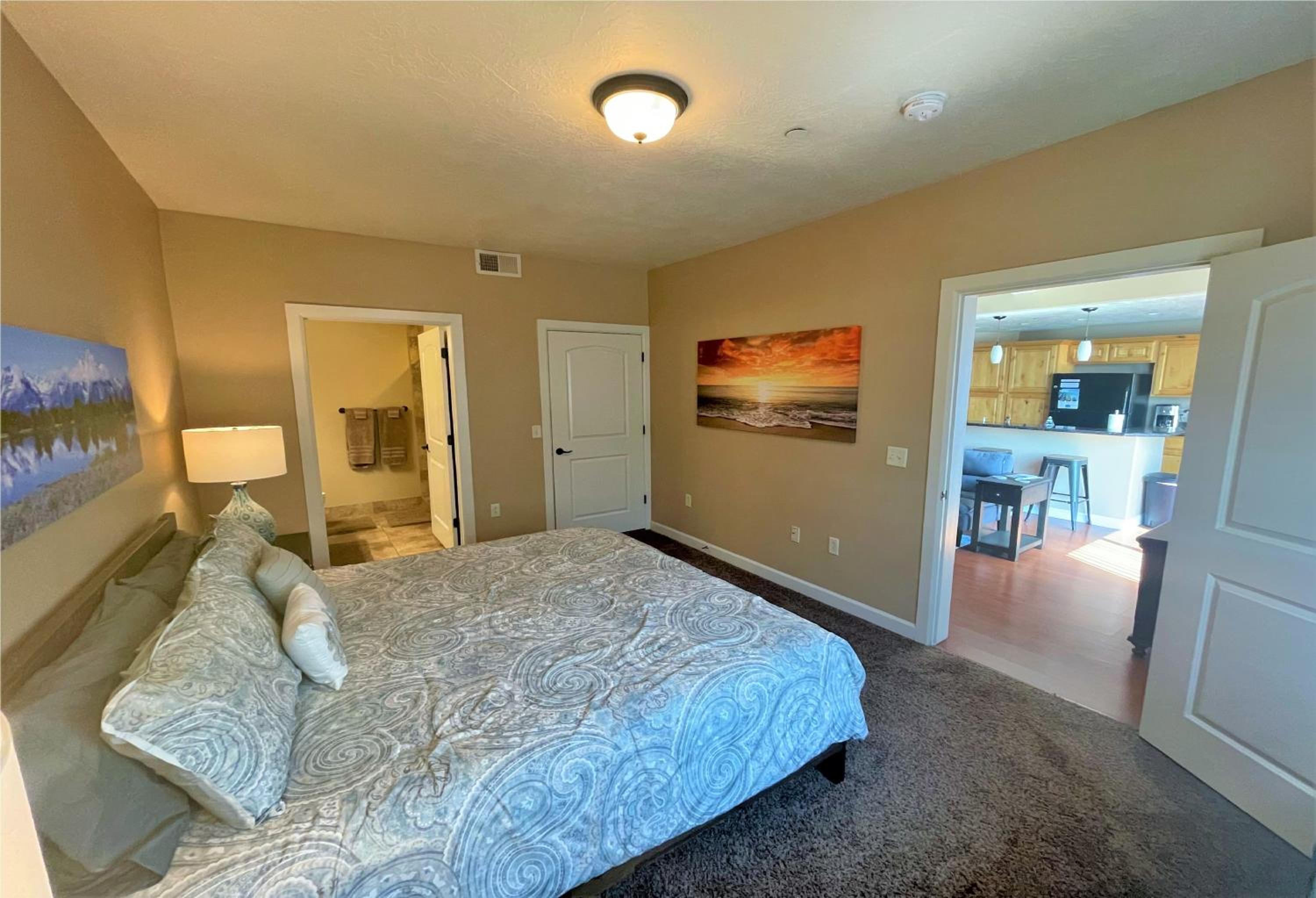 Deluxe Downtown Condo Close to Everything! view 5