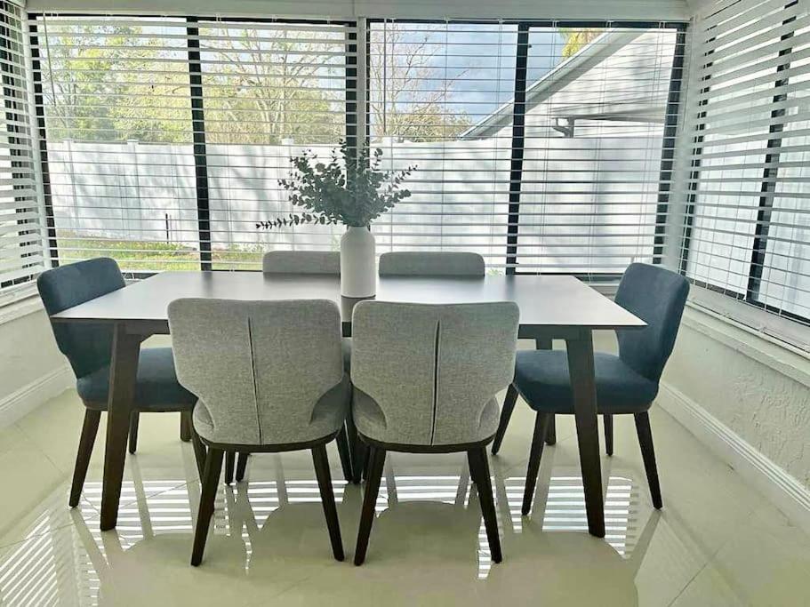 Stylish 3/2 getaway! Near Theme Parks! view 2