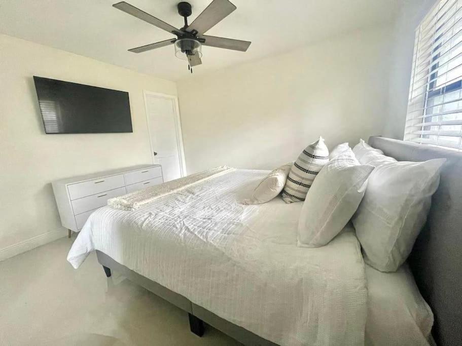 Stylish 3/2 getaway! Near Theme Parks! view 3