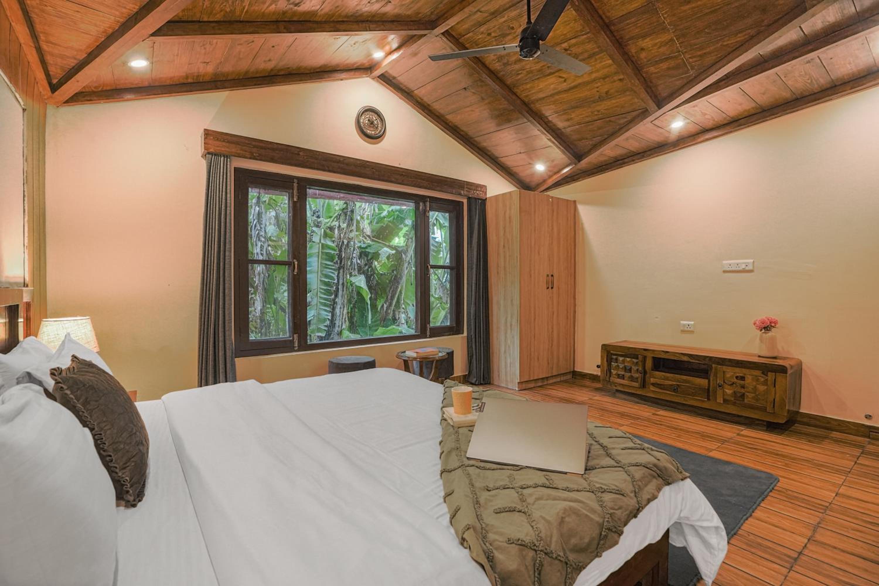 SaffronStays Zephyr