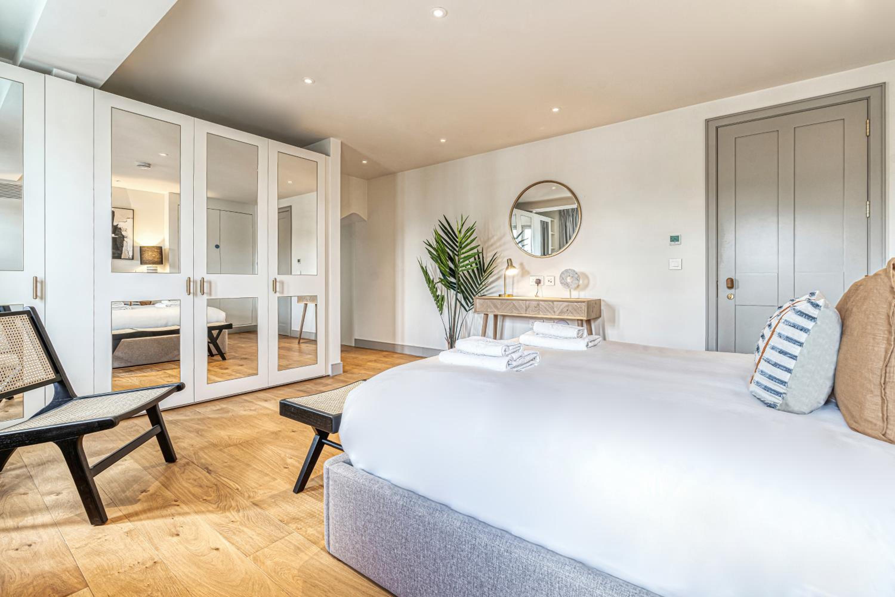 Luxury flats near Big Ben and London Eye