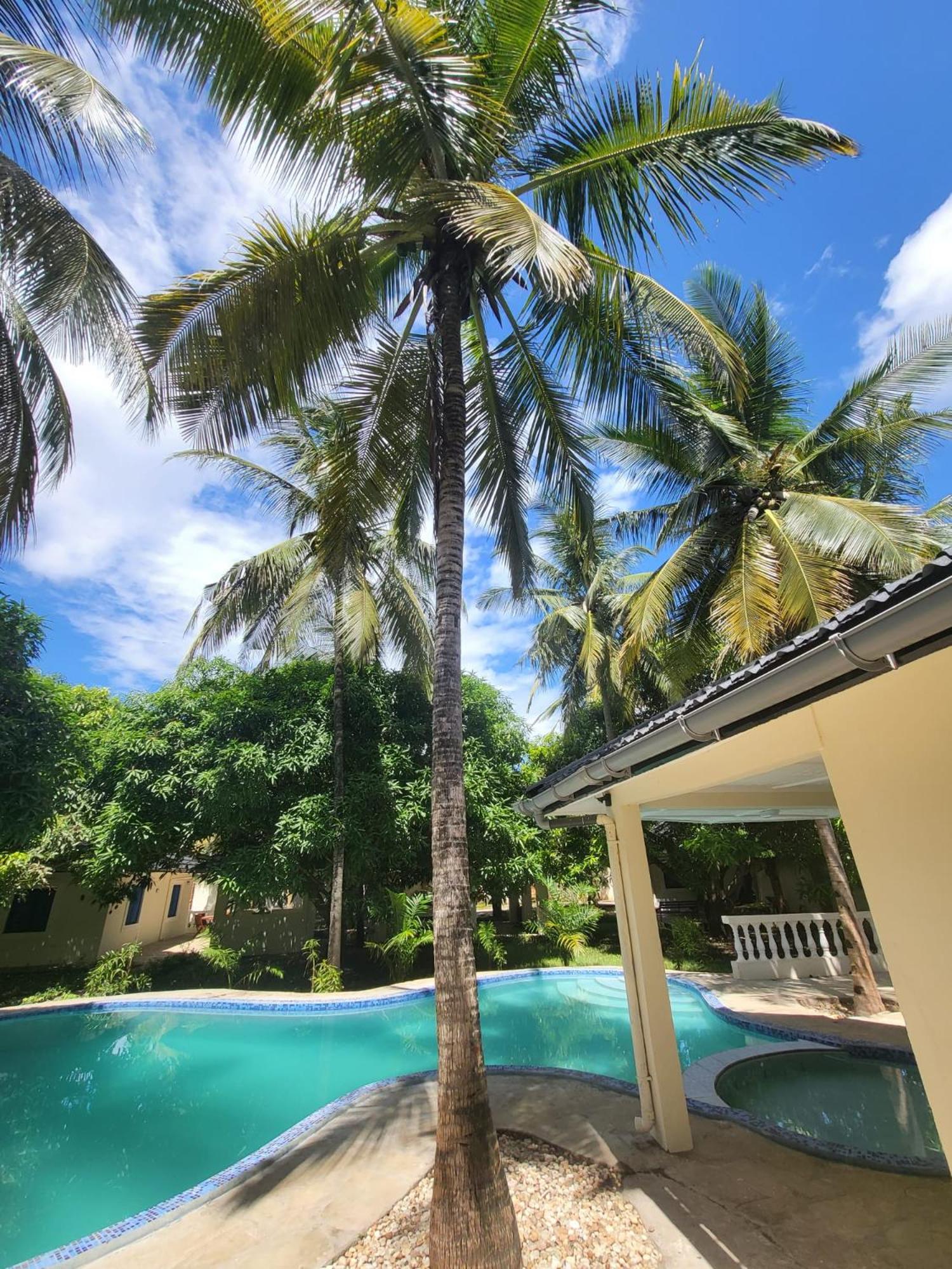 LeoMar 2 Diani Beach Ferienhaus mit grossen tropischen Garten und Pool