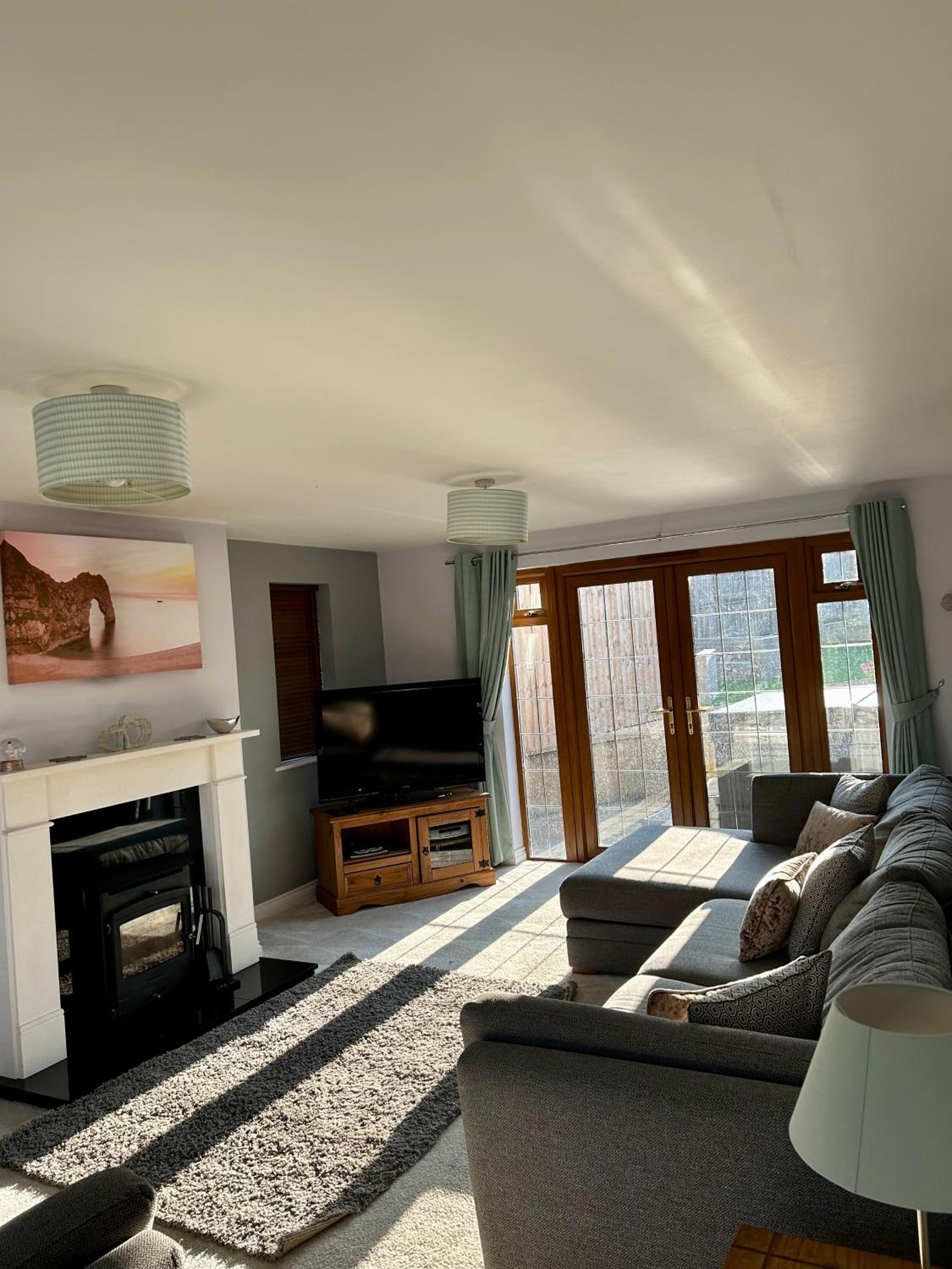 Beautiful Large 4 bedroom house with hot tub view 3