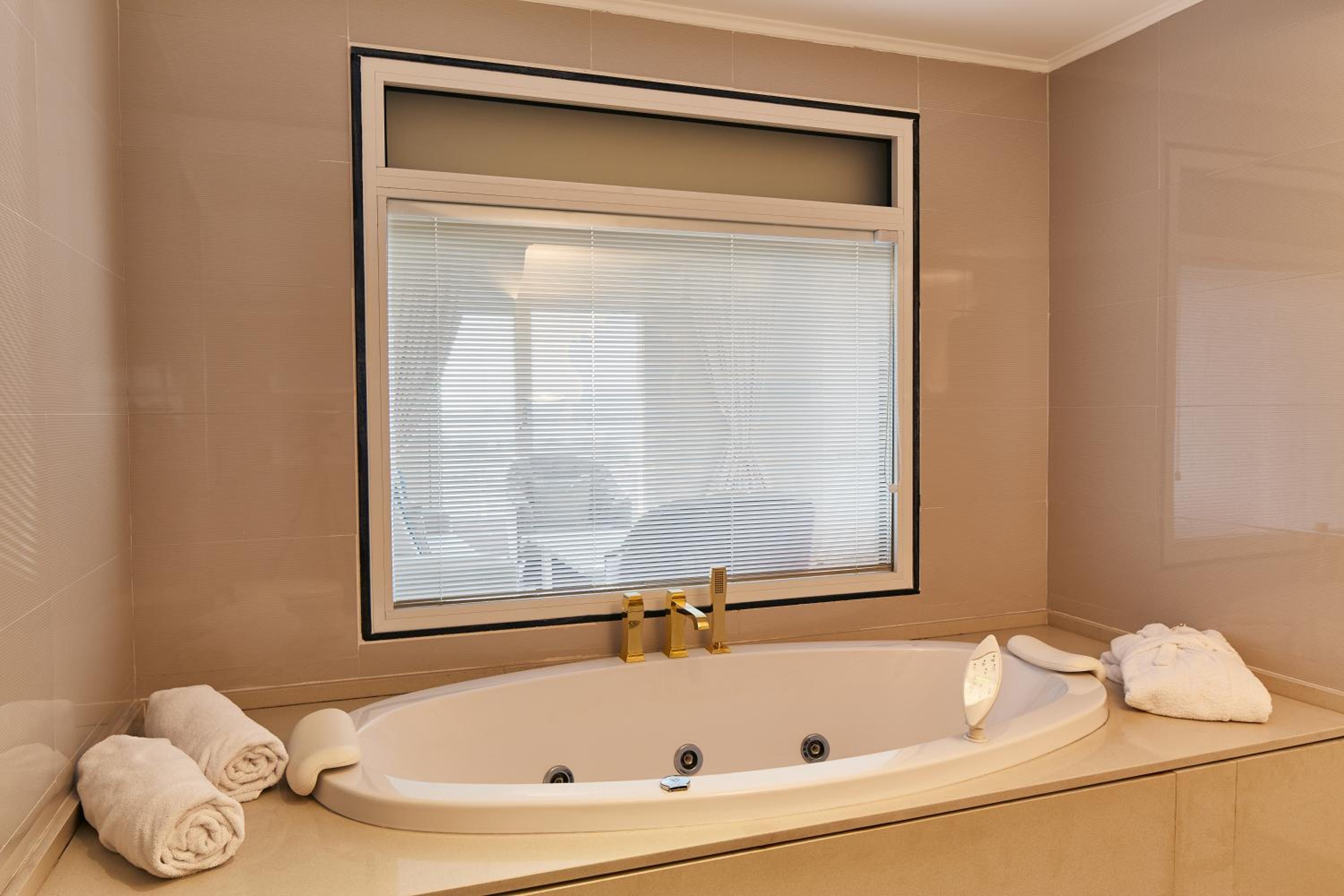 DoubleTree by Hilton Izmir - Alsancak - Image 53