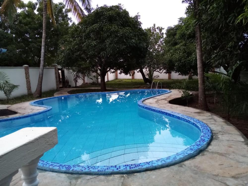 LeoMar 2 Diani Beach Ferienhaus mit grossen tropischen Garten und Pool