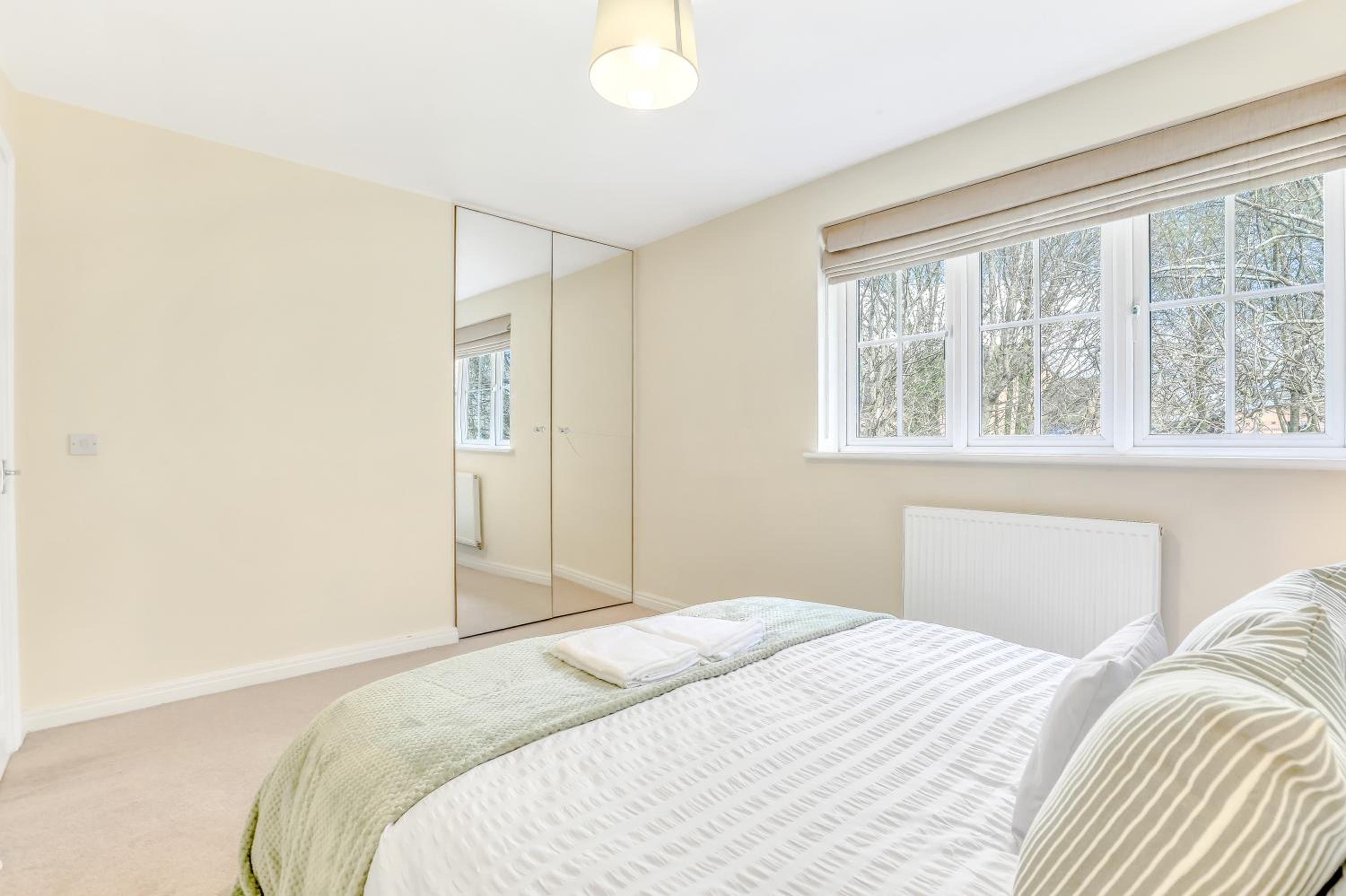 Charming 3-Bed Home with Garden & Parking, photo 7