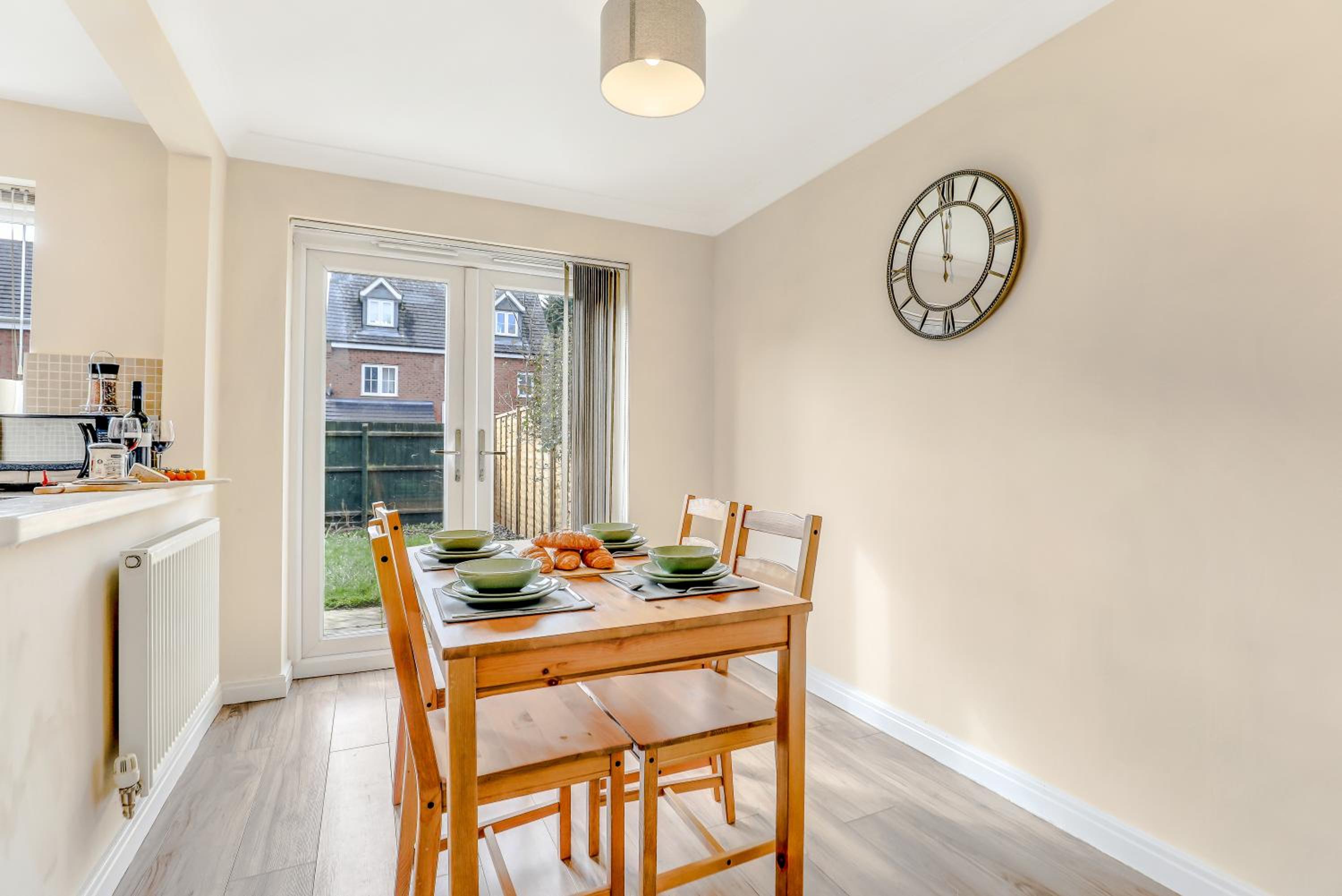 Charming 3-Bed Home with Garden & Parking, photo 8