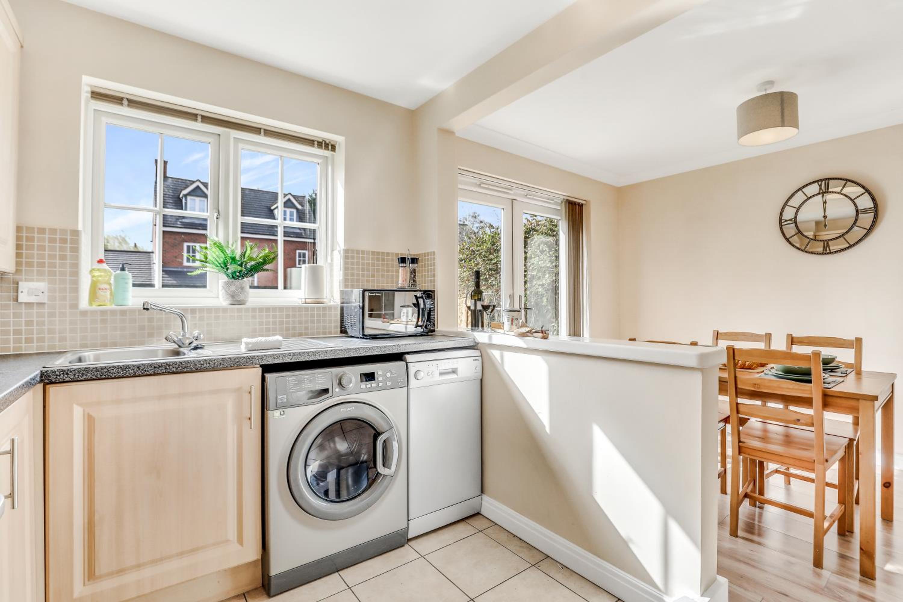 Charming 3-Bed Home with Garden & Parking, photo 27