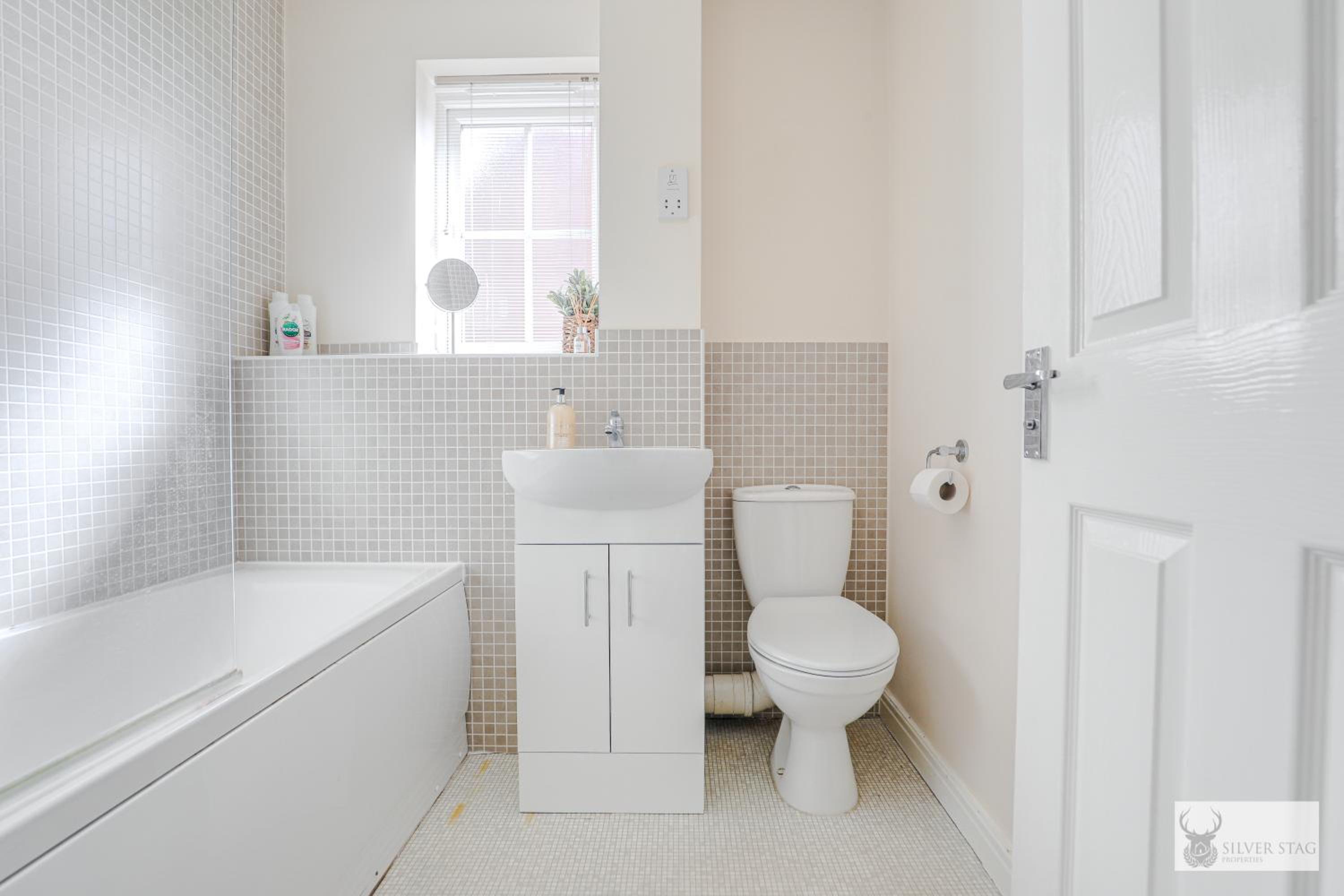 Charming 3-Bed Home with Garden & Parking, photo 14