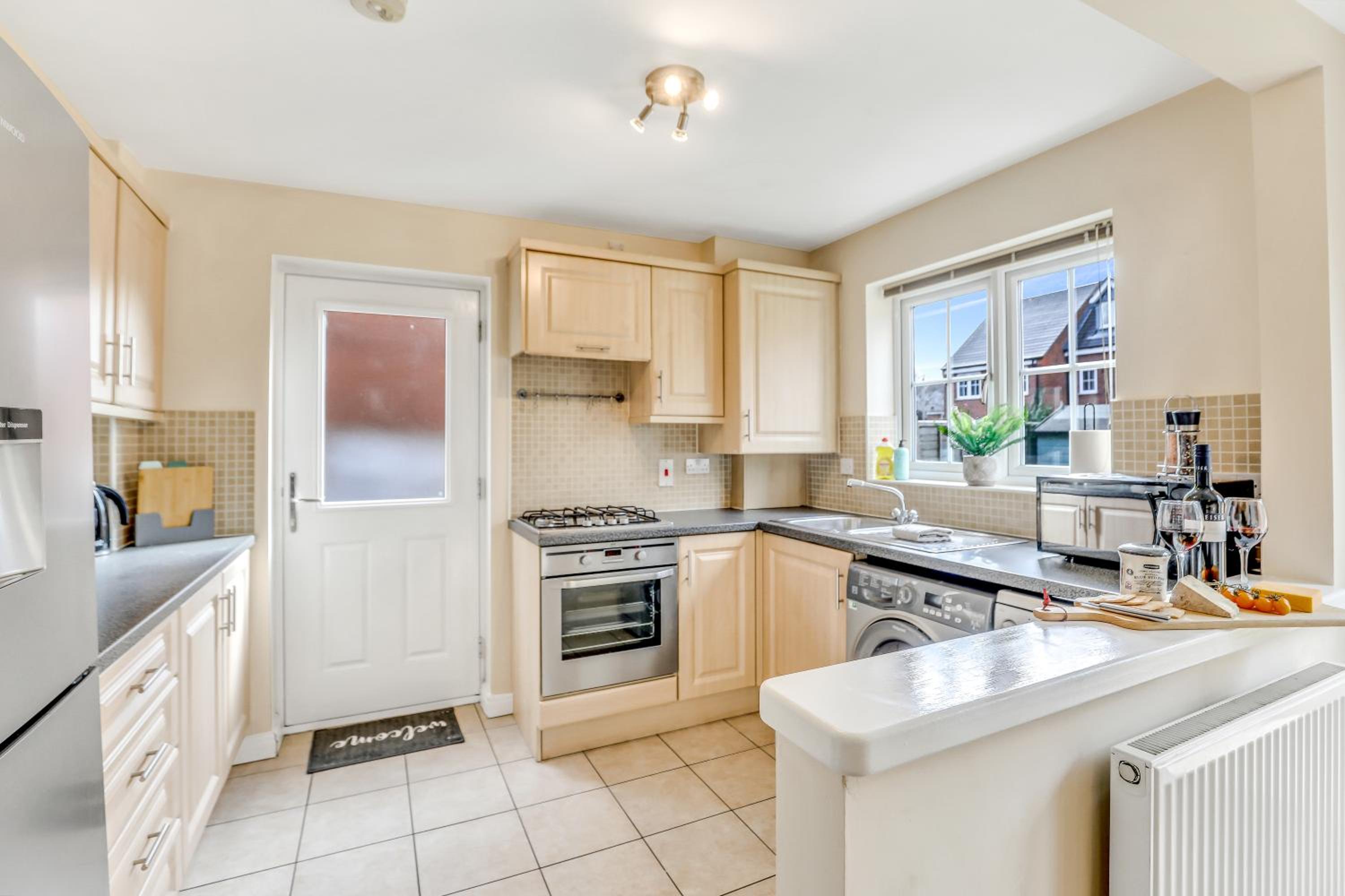 Charming 3-Bed Home with Garden & Parking, photo 11