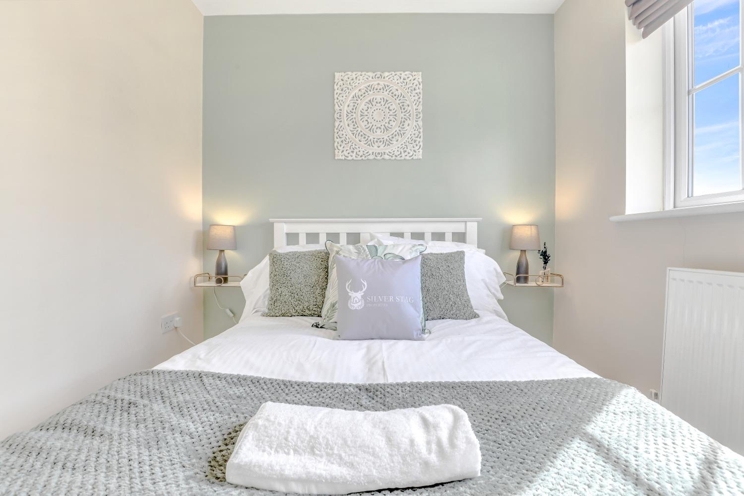 Charming 3-Bed Home with Garden & Parking, photo 25
