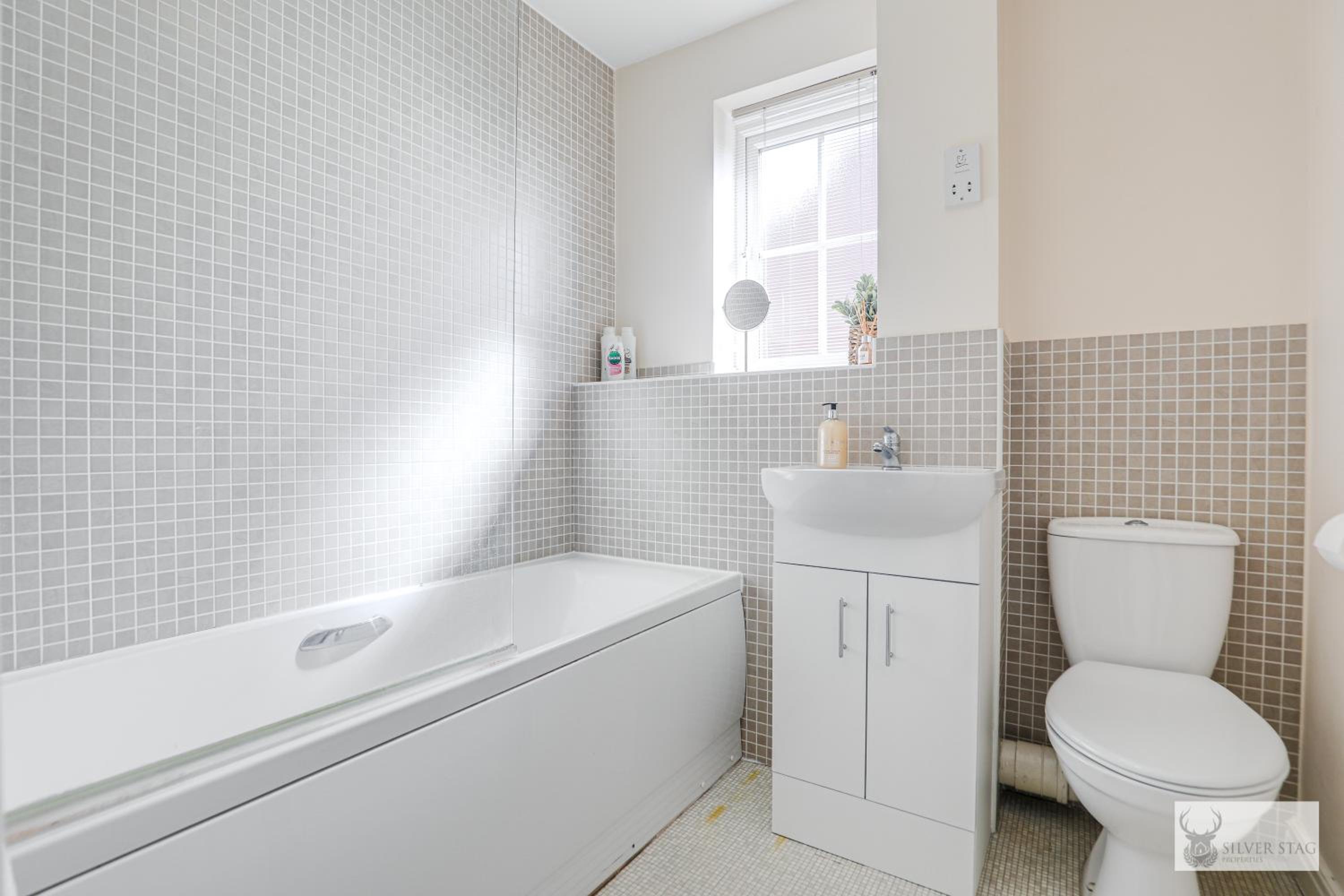 Charming 3-Bed Home with Garden & Parking, photo 20