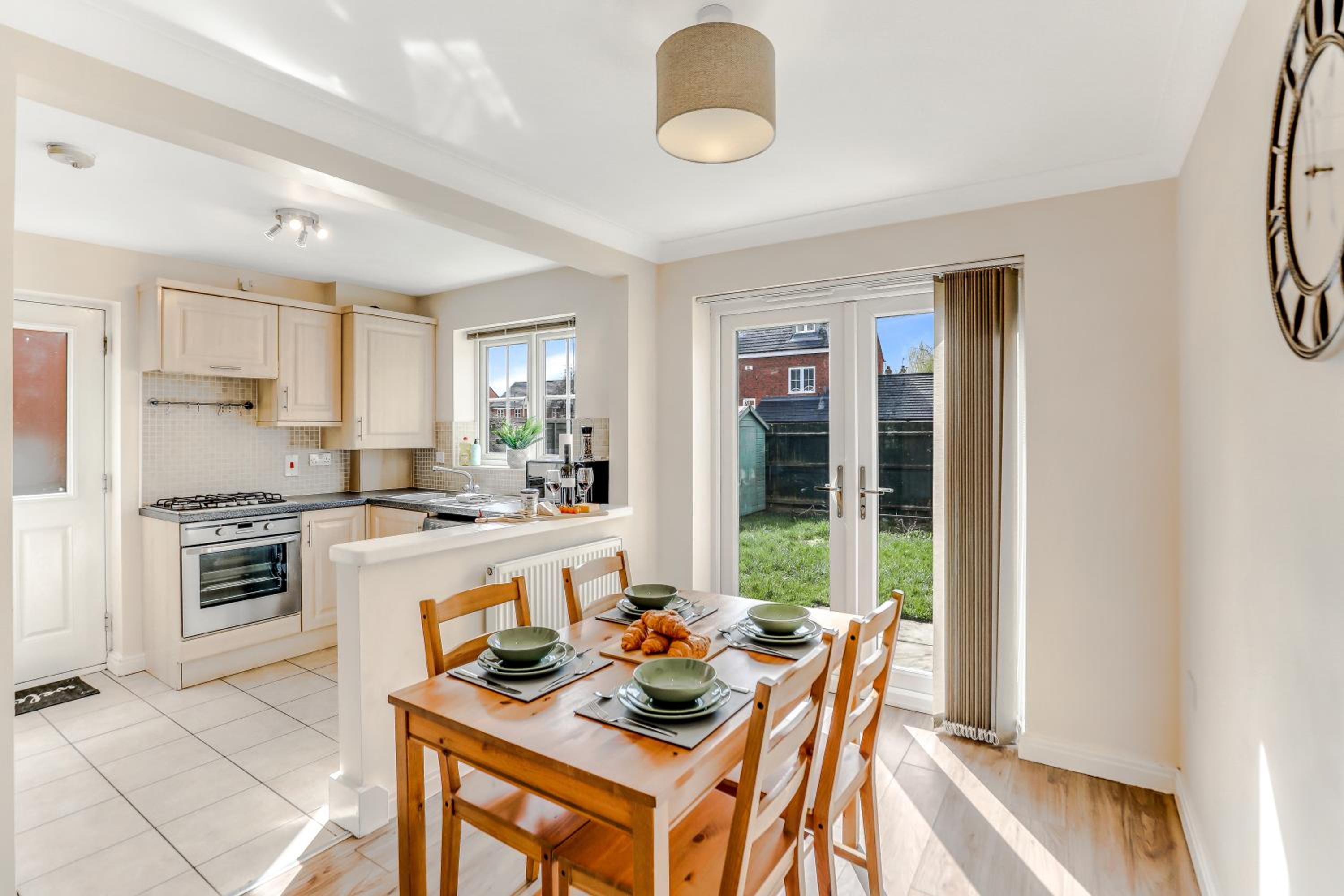 Charming 3-Bed Home with Garden & Parking, photo 15