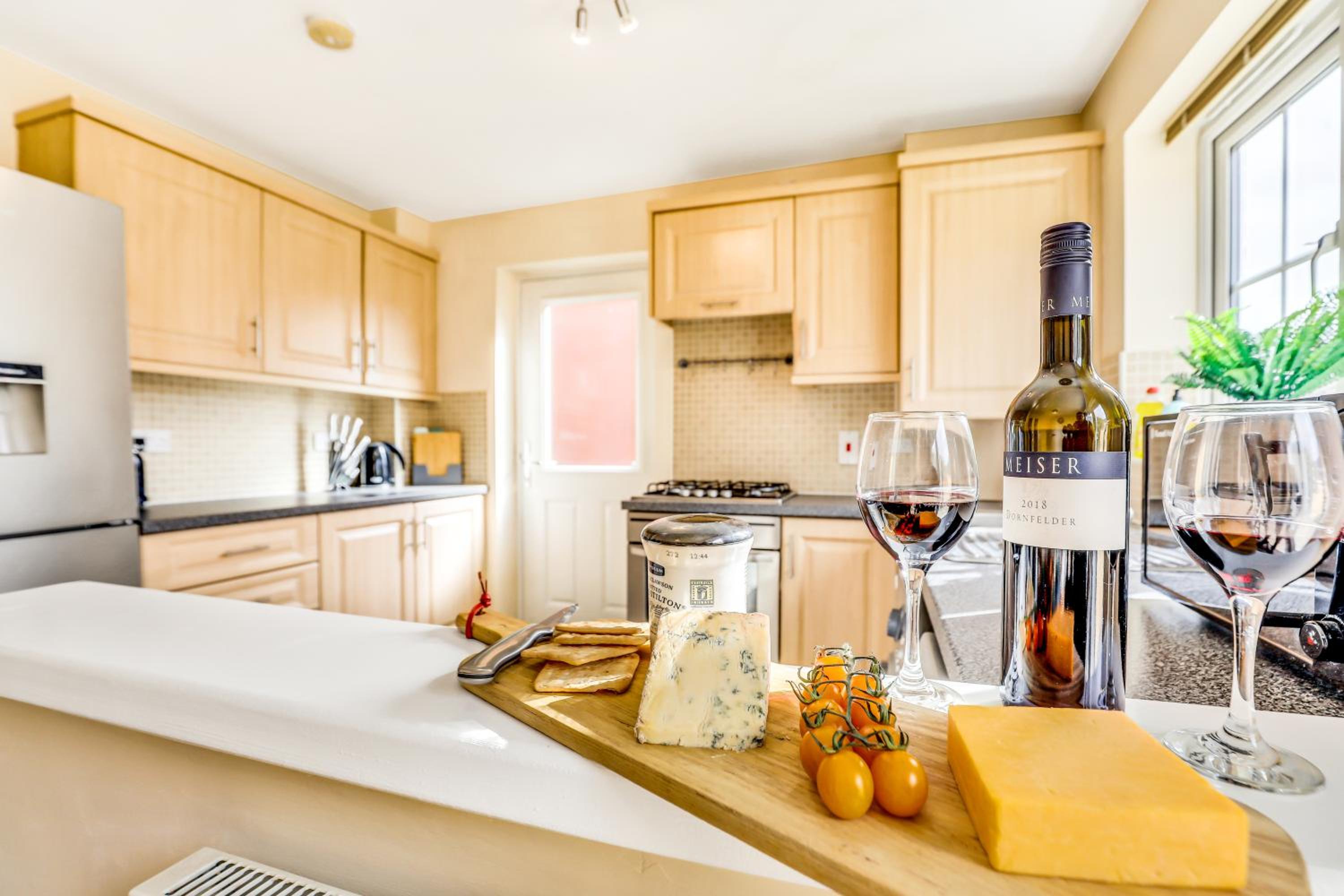 Charming 3-Bed Home with Garden & Parking, photo 17