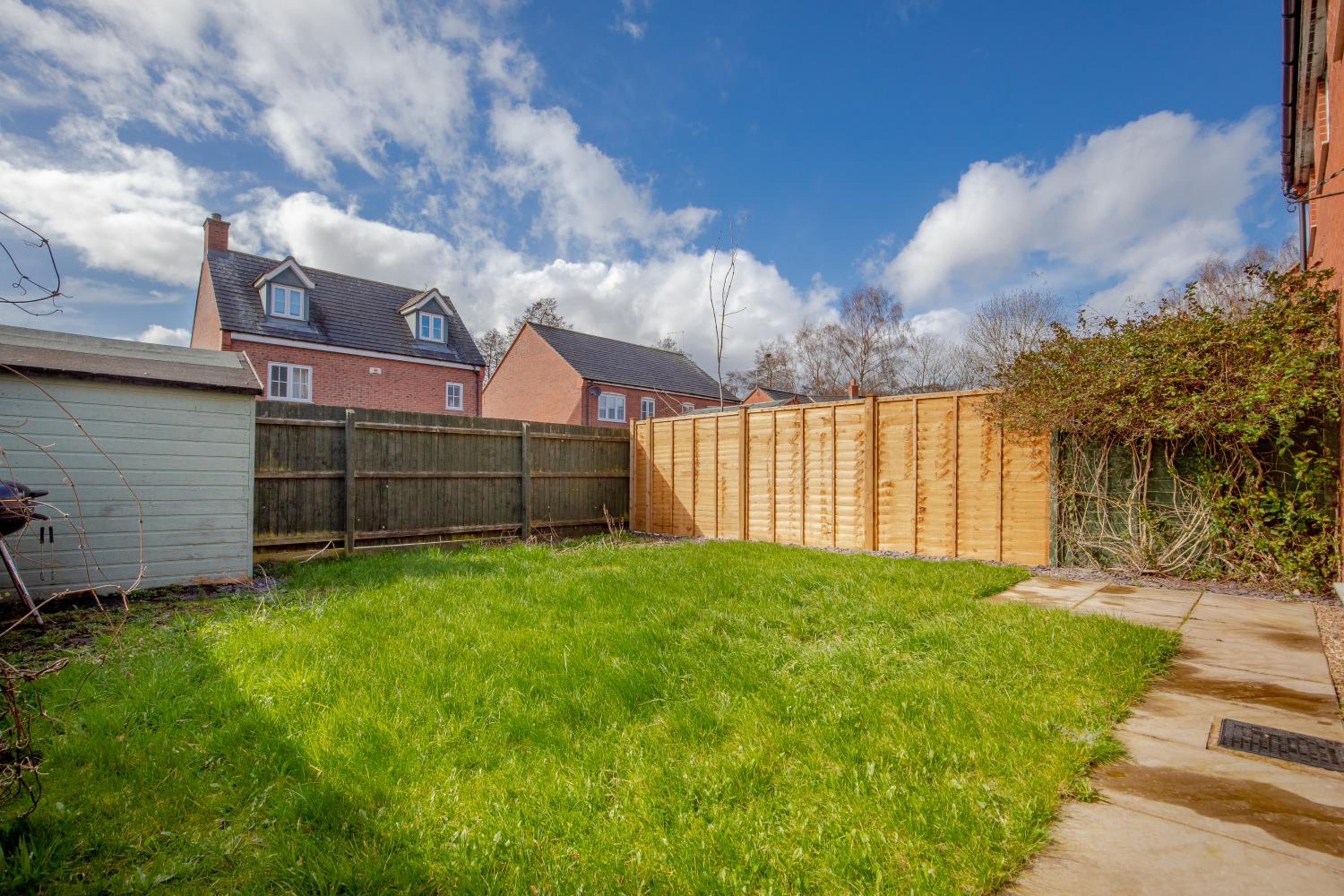 Charming 3-Bed Home with Garden & Parking, photo 2