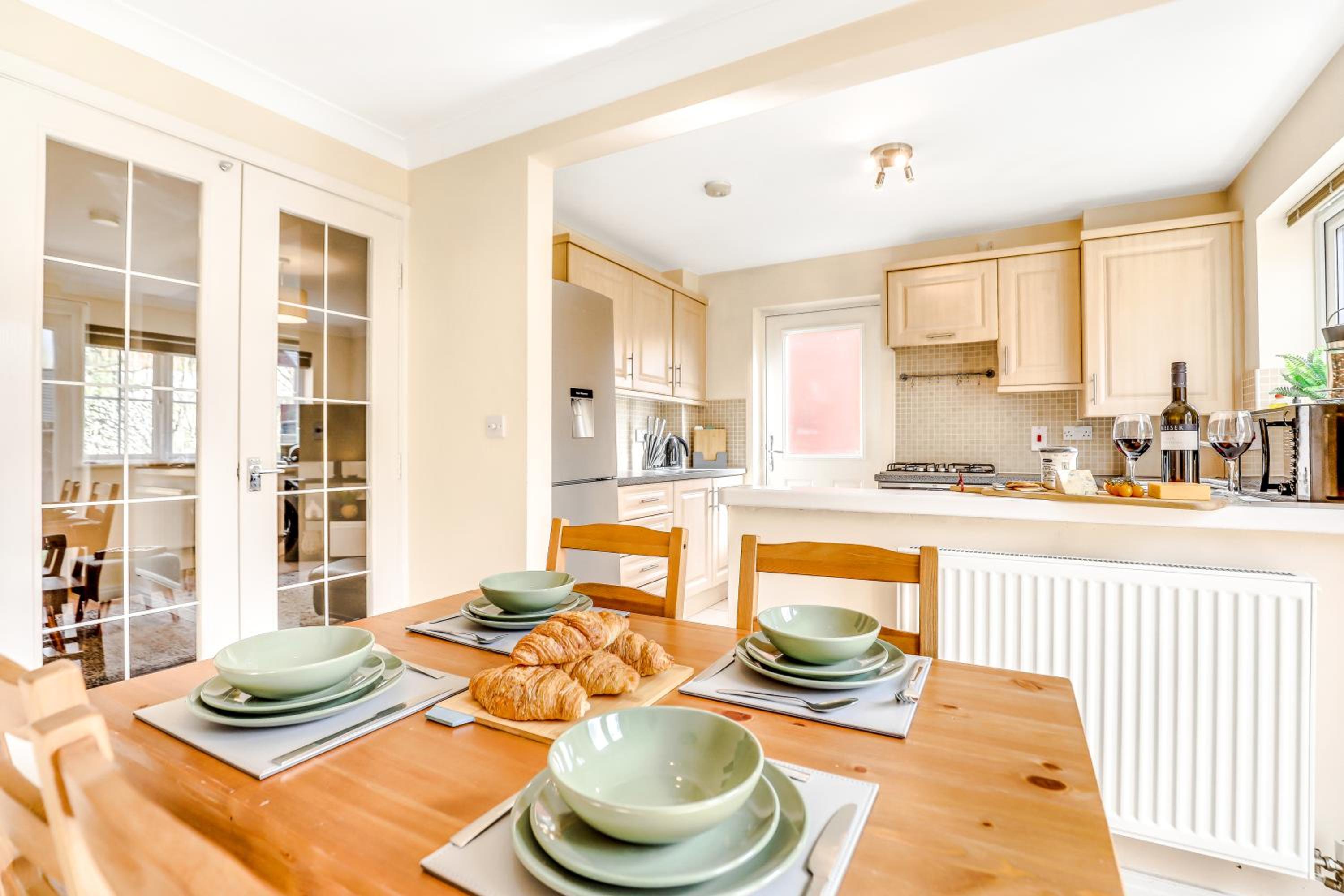 Charming 3-Bed Home with Garden & Parking, photo 22