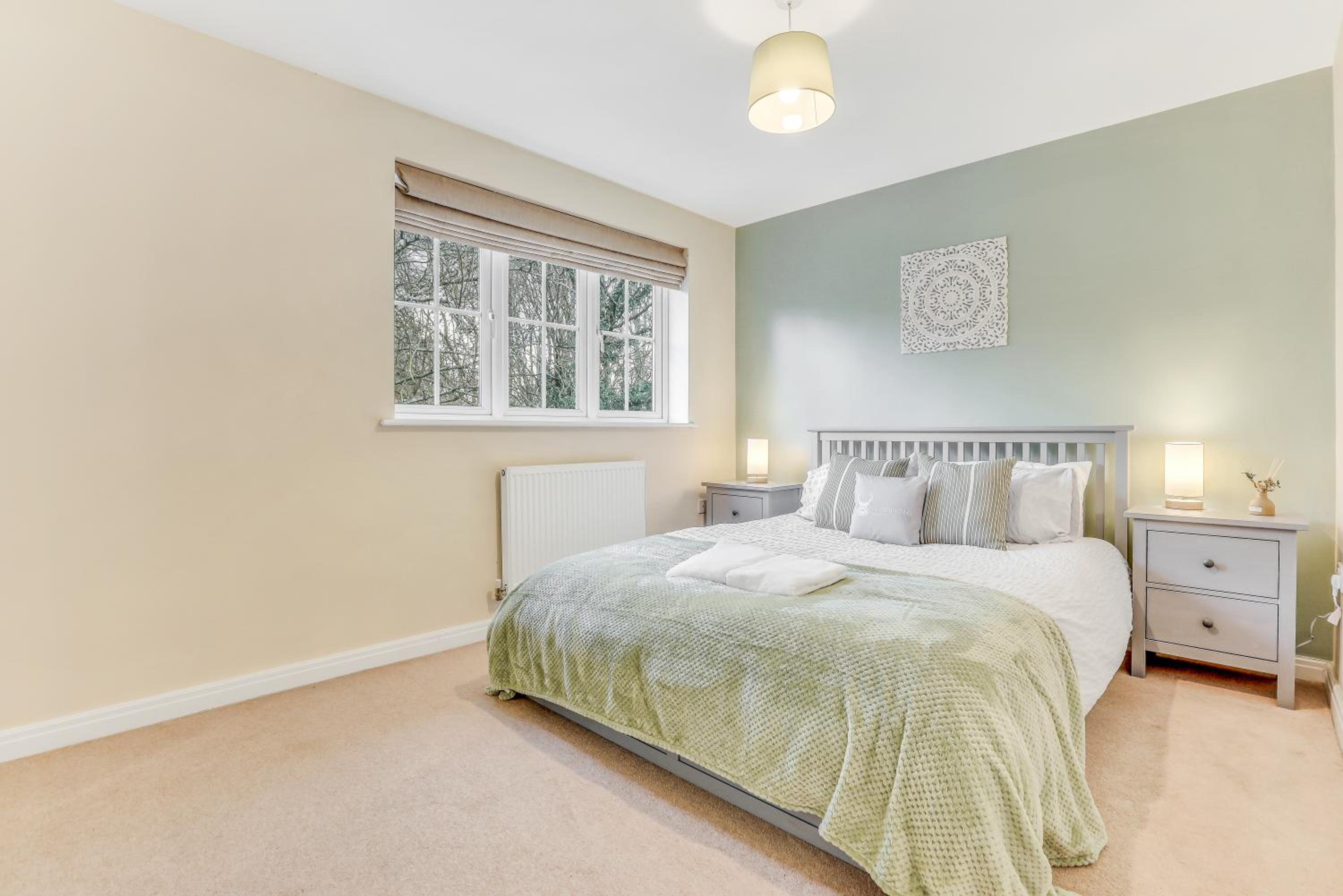 Charming 3-Bed Home with Garden & Parking, photo 6