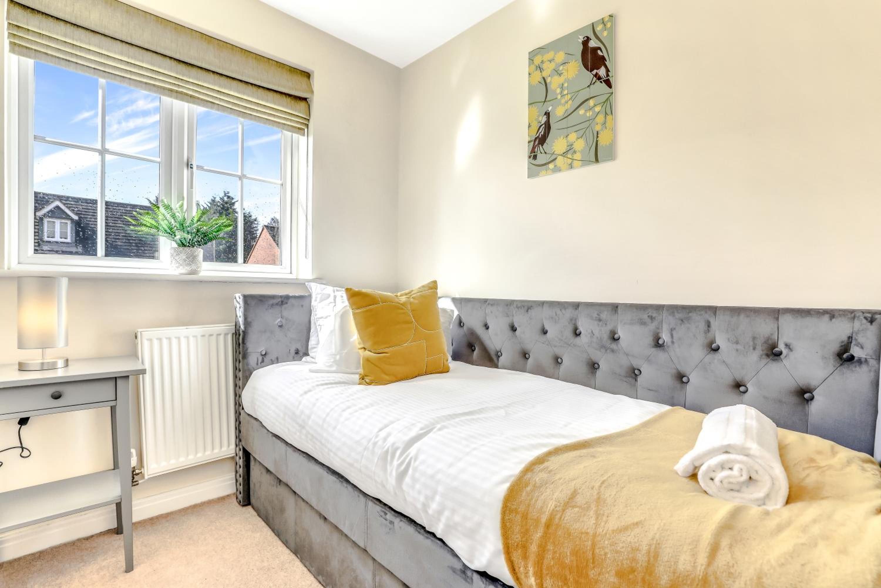 Charming 3-Bed Home with Garden & Parking, photo 13