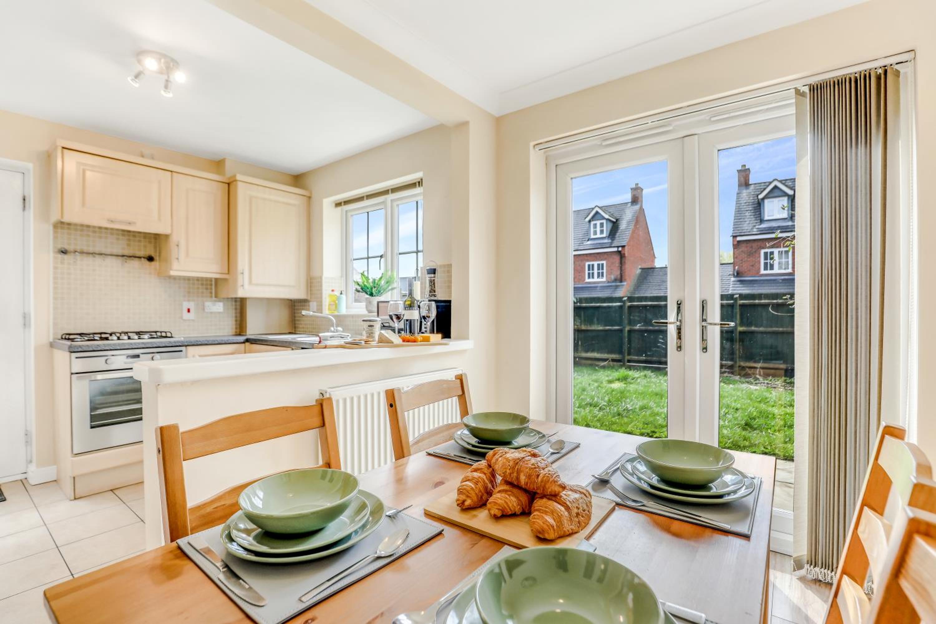 Charming 3-Bed Home with Garden & Parking, photo 19