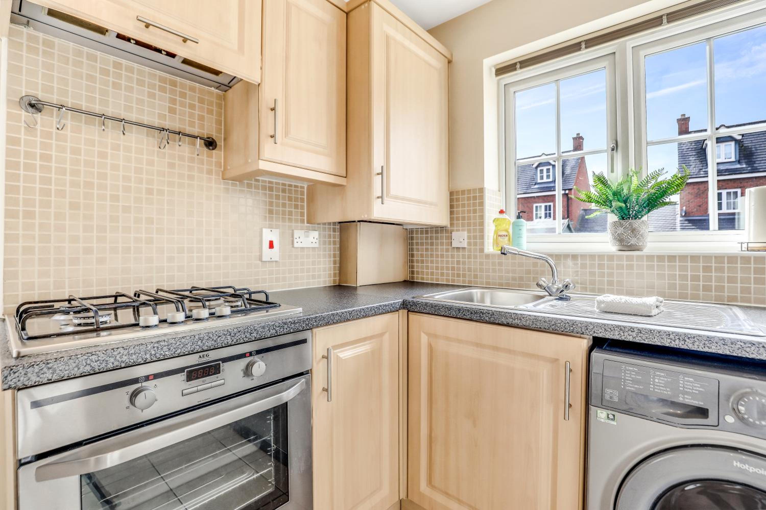 Charming 3-Bed Home with Garden & Parking, photo 26