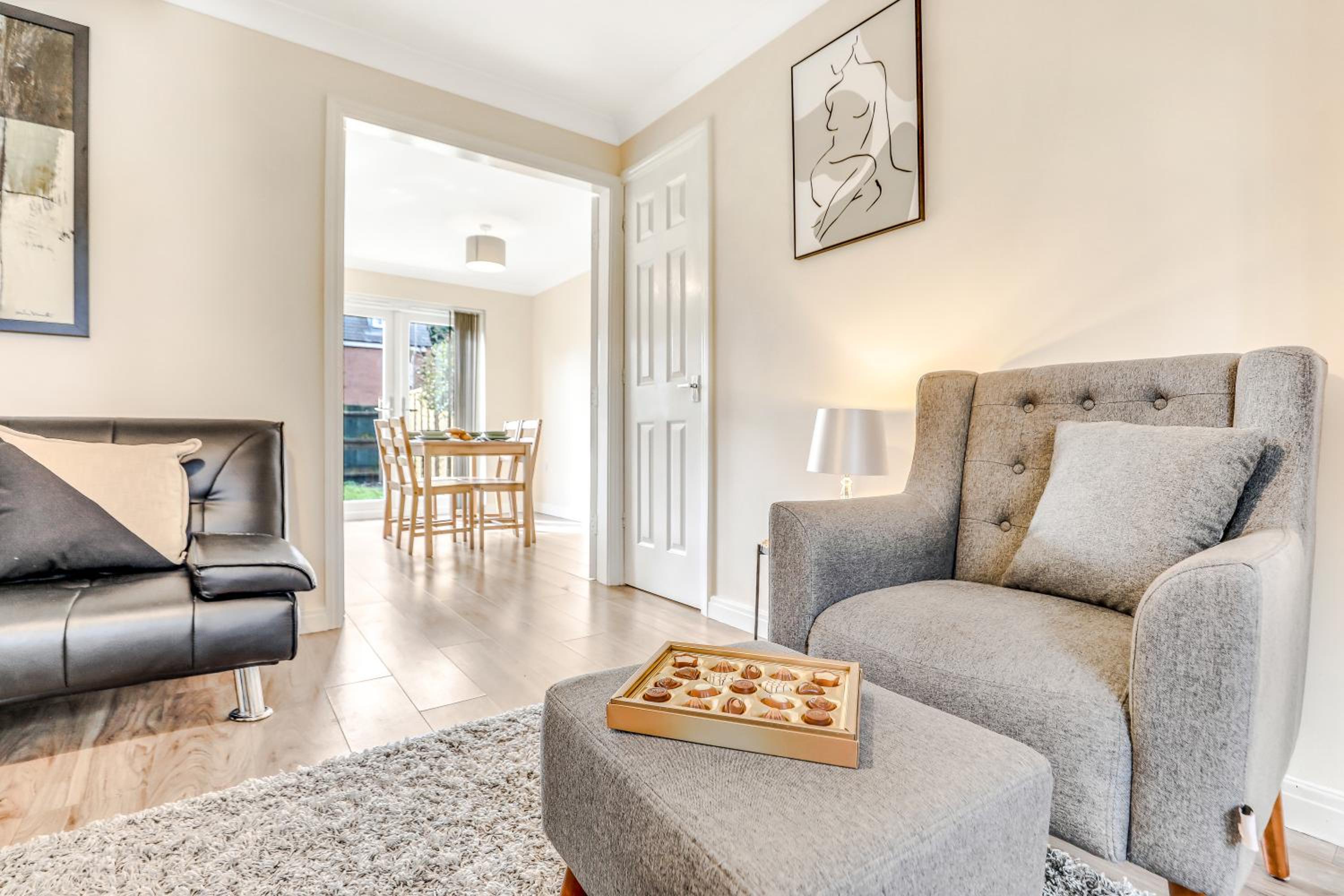 Charming 3-Bed Home with Garden & Parking, photo 3