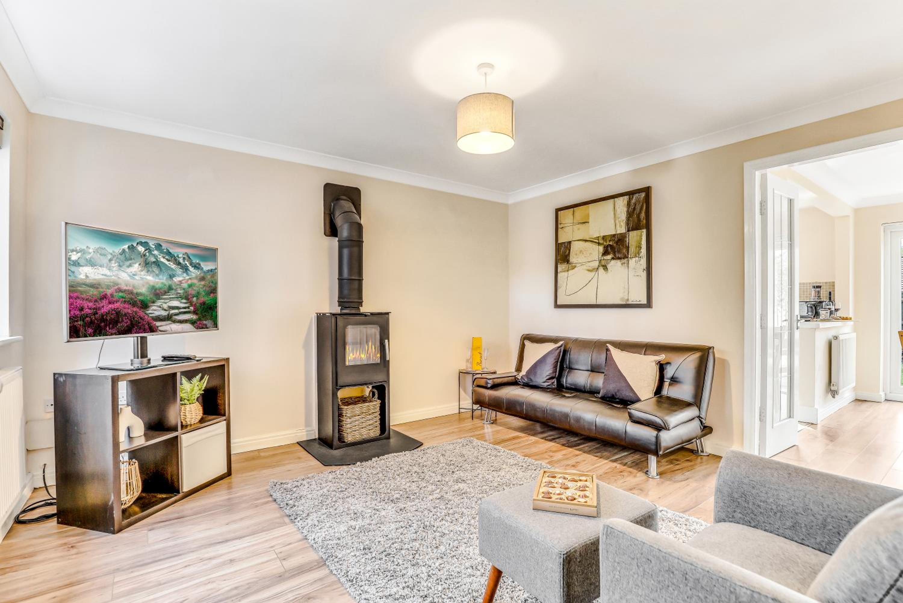 Charming 3-Bed Home with Garden & Parking, photo 9