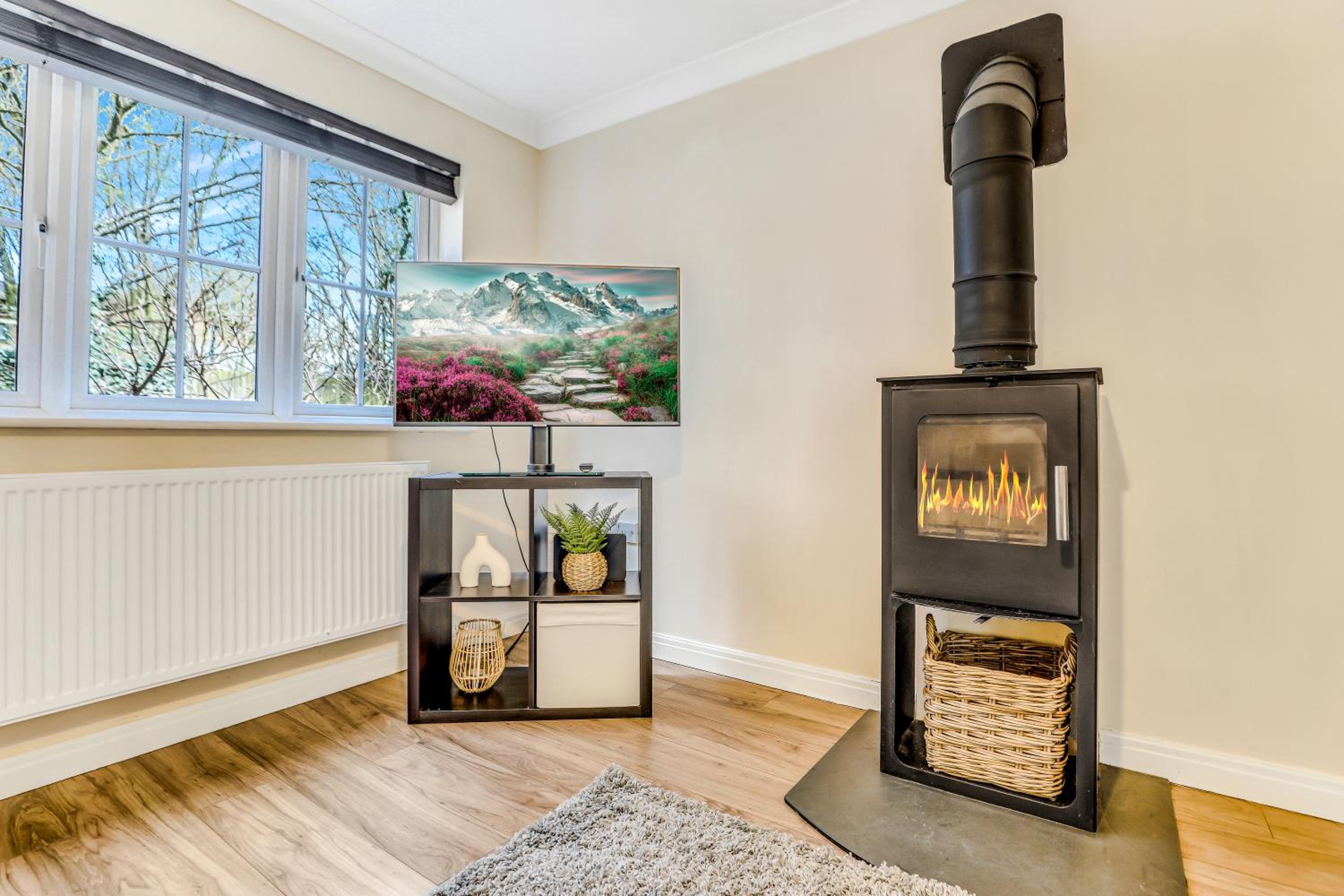 Charming 3-Bed Home with Garden & Parking, photo 24
