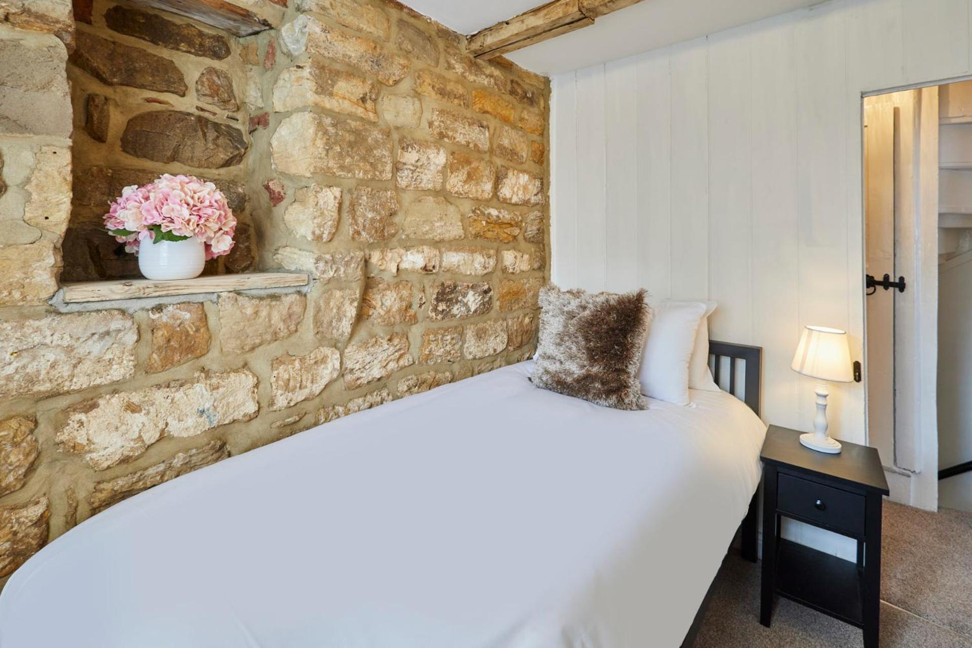 Host & Stay - Cragg Cottage view 3