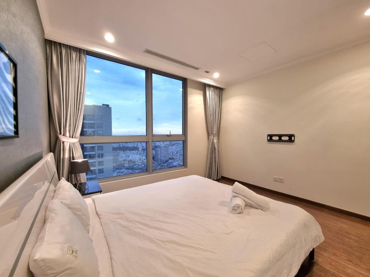 Vinhomes Central Park - Luxury 1,2,3,4 bedroom apartments - Khu đô thị ven sông đẹp nhất TP HCM