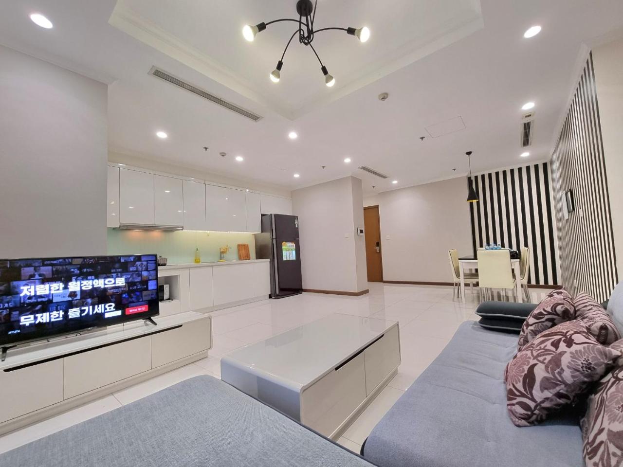 Vinhomes Central Park - Luxury 1,2,3,4 bedroom apartments - Khu đô thị ven sông đẹp nhất TP HCM
