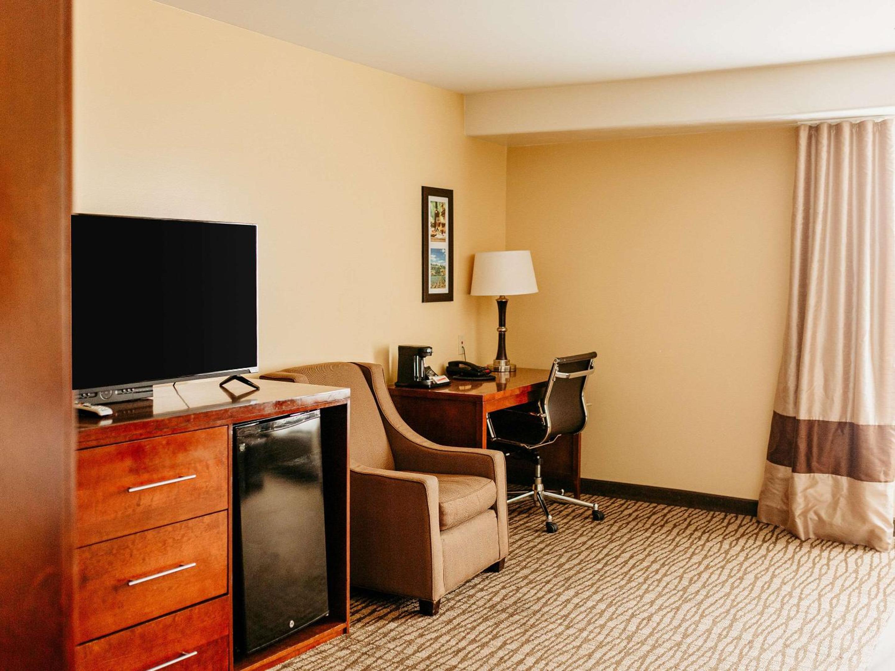 Pomona Vacations - Comfort Inn Pomona near Fairplex - Property Image 1