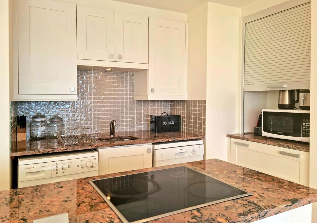 '11 Gordonia'- 2 En-suite Bedrooms, Beach access & Great location view 4