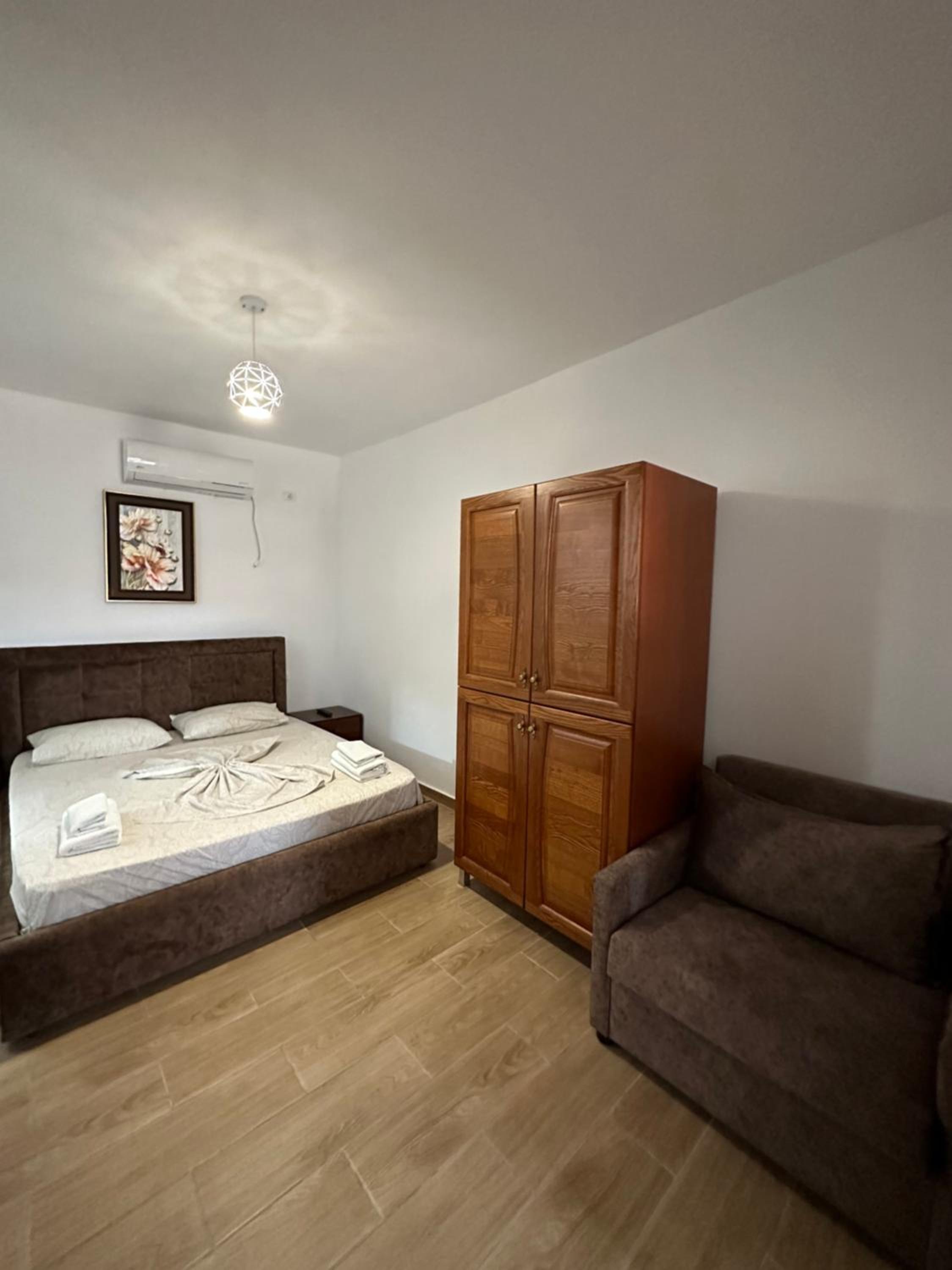 Jona Rooms