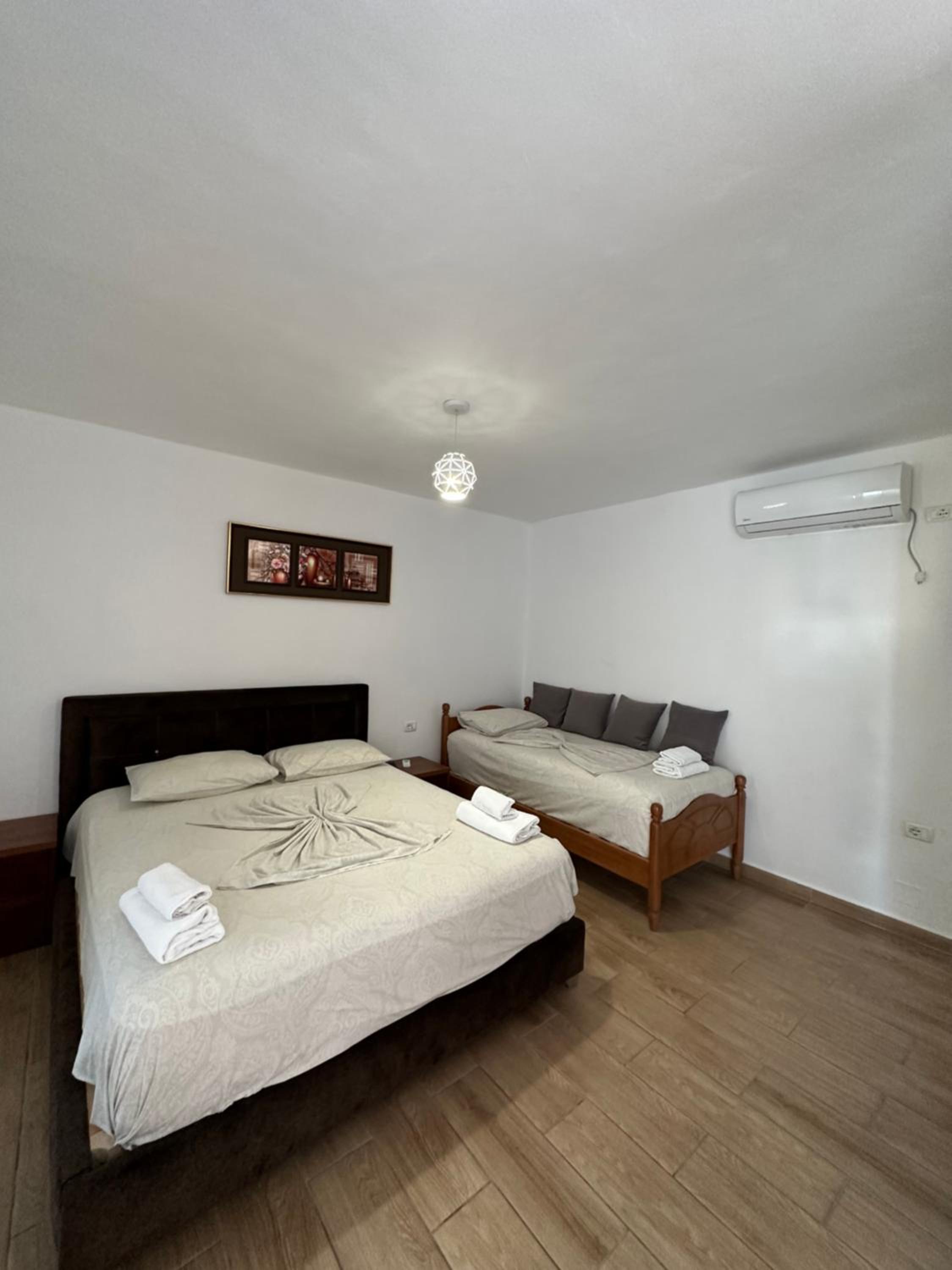 Jona Rooms