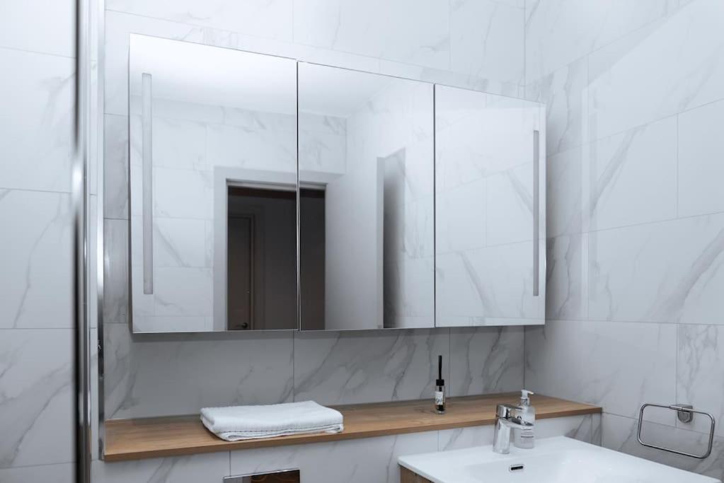 Luxurious stunning 2bedroom apartment view 3