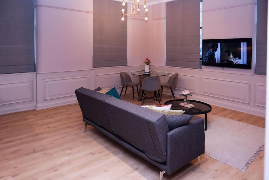 Luxurious stunning 2bedroom apartment view 4
