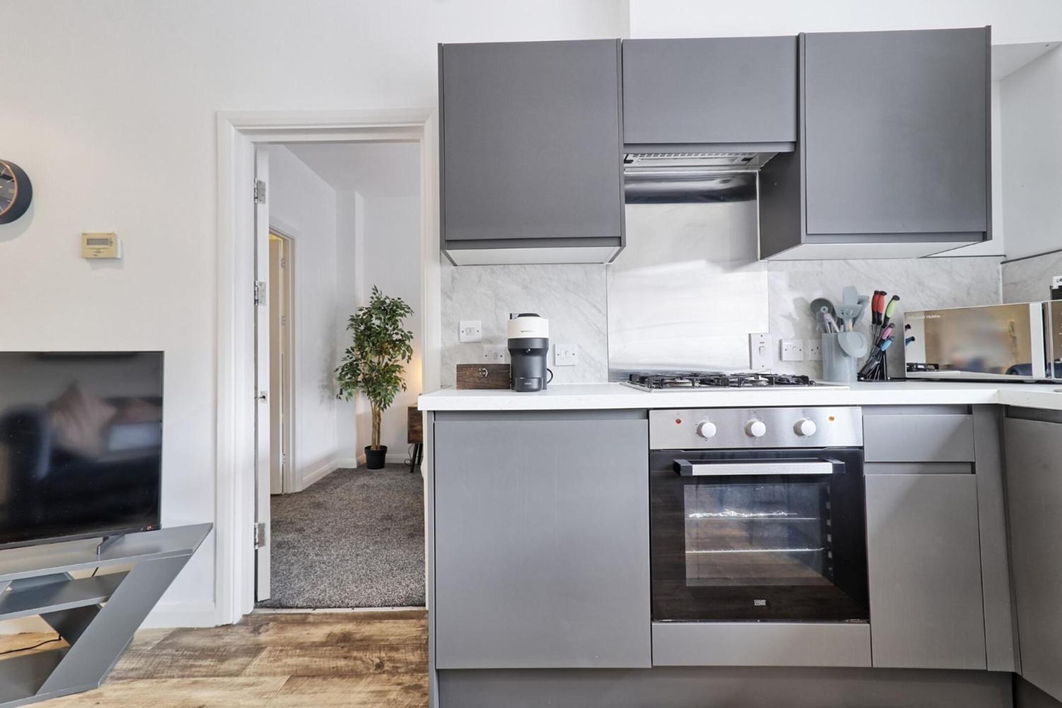 Cosy Coastal Haven 1-Bedroom Apartment in Southend-On-Sea - Southend Stays view 5