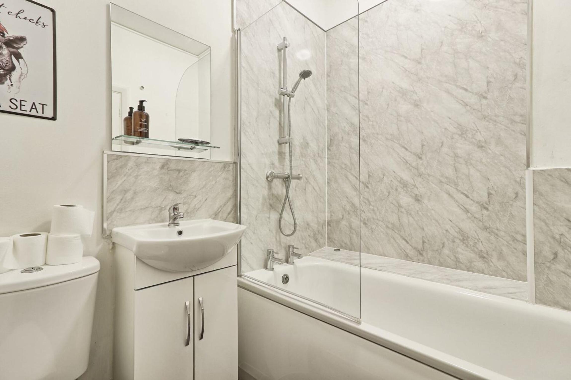 Cosy Coastal Haven 1-Bedroom Apartment in Southend-On-Sea - Southend Stays view 3