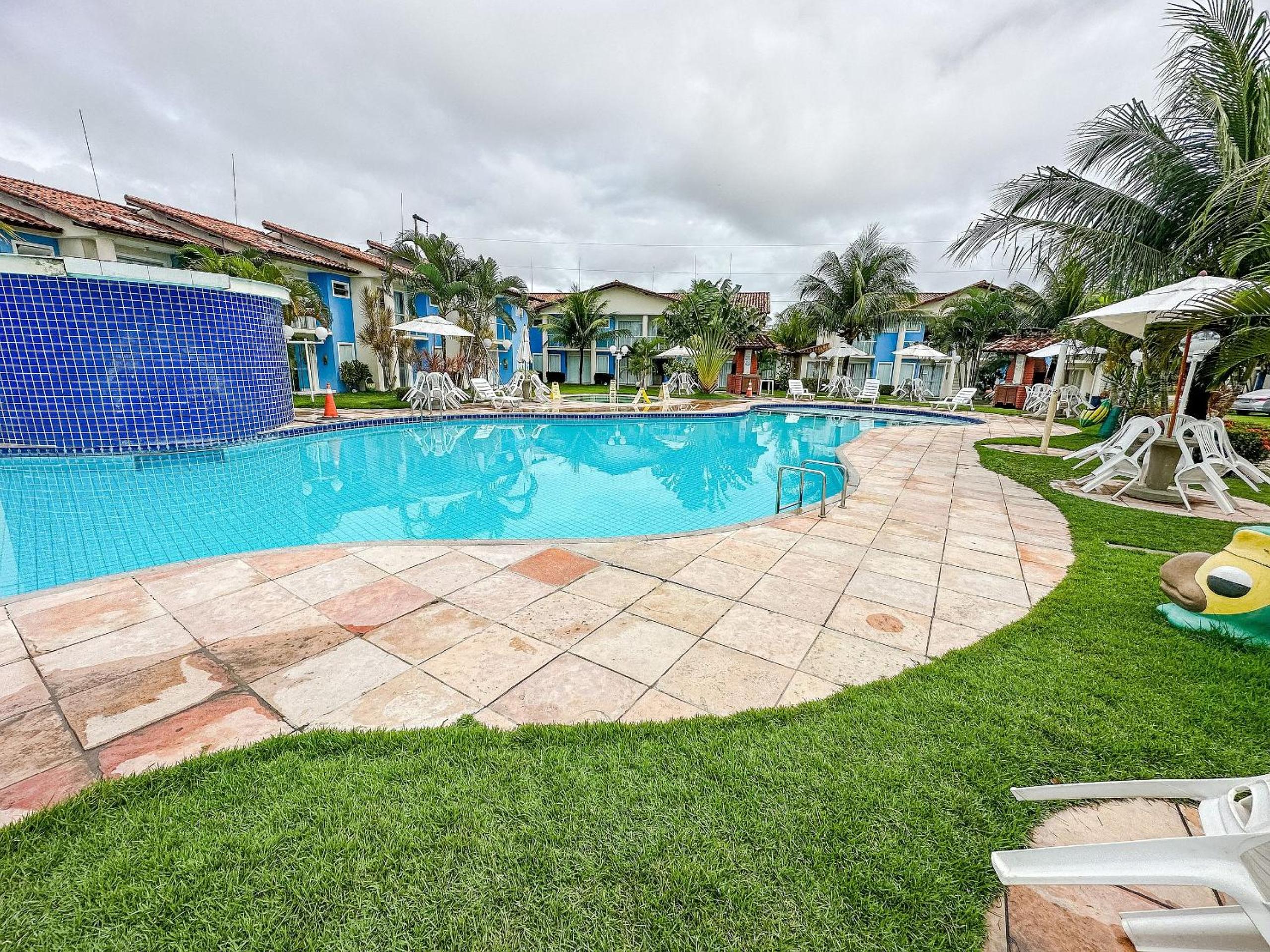 Casas no Residencial Mont Sião com 1, 2 ou 3 suítes (todas com ar condicionado) condomíno a poucos metros da praia de Taperapuã (Axé Moi), com 2 piscinas a
