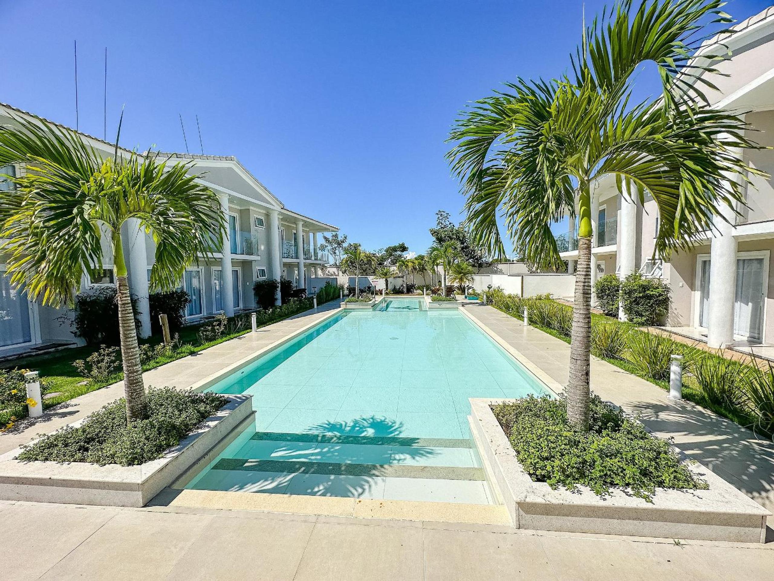 Casa toda climatizada com 2 suítes, gourmet privativo e internet 300MBPS no Residencial Monte das Oliveiras em Arraial D'Ajuda , condomínio com piscinas, s