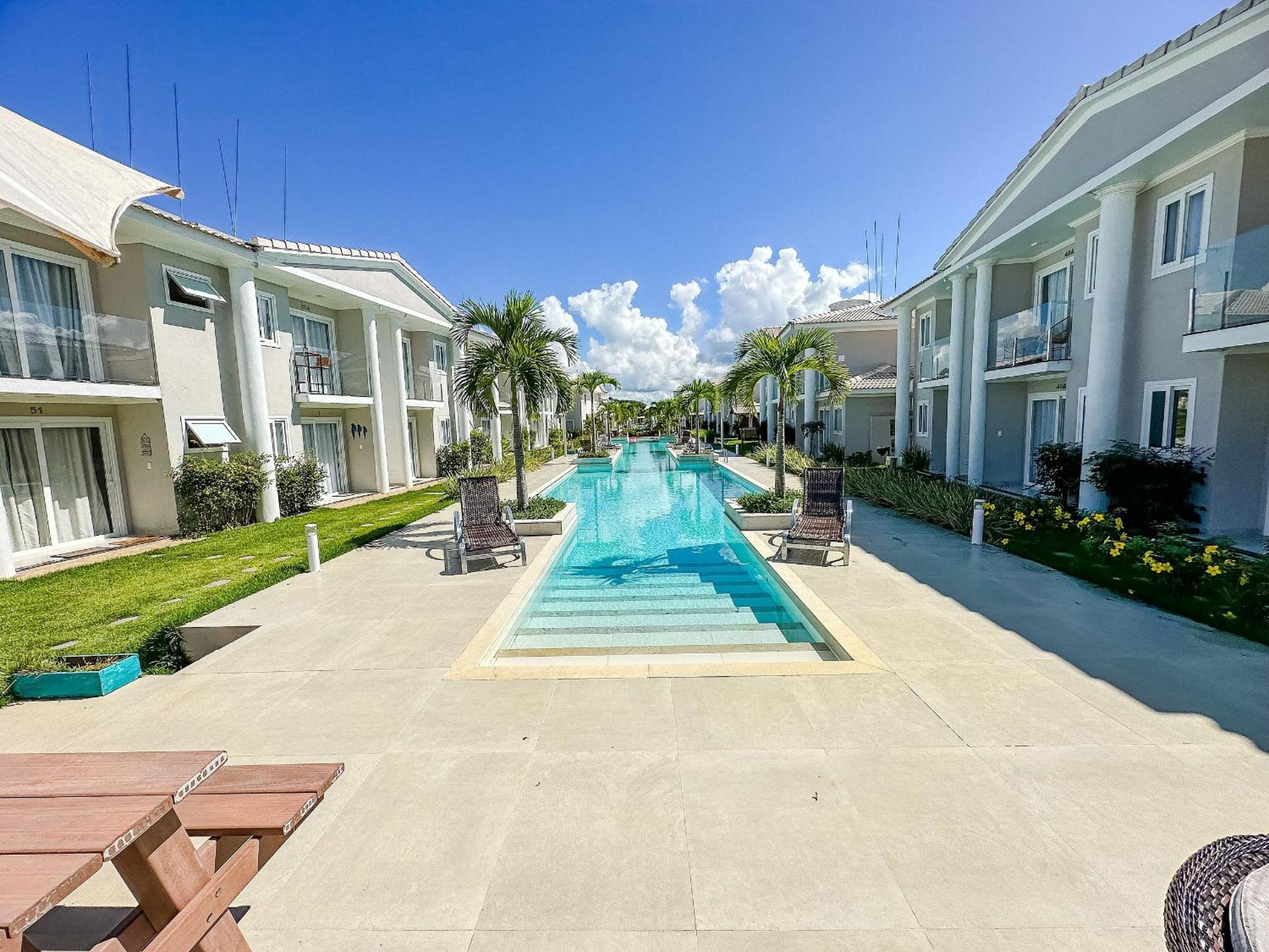 Casa toda climatizada com 2 suítes, gourmet privativo e internet 300MBPS no Residencial Monte das Oliveiras em Arraial D'Ajuda , condomínio com piscinas, s
