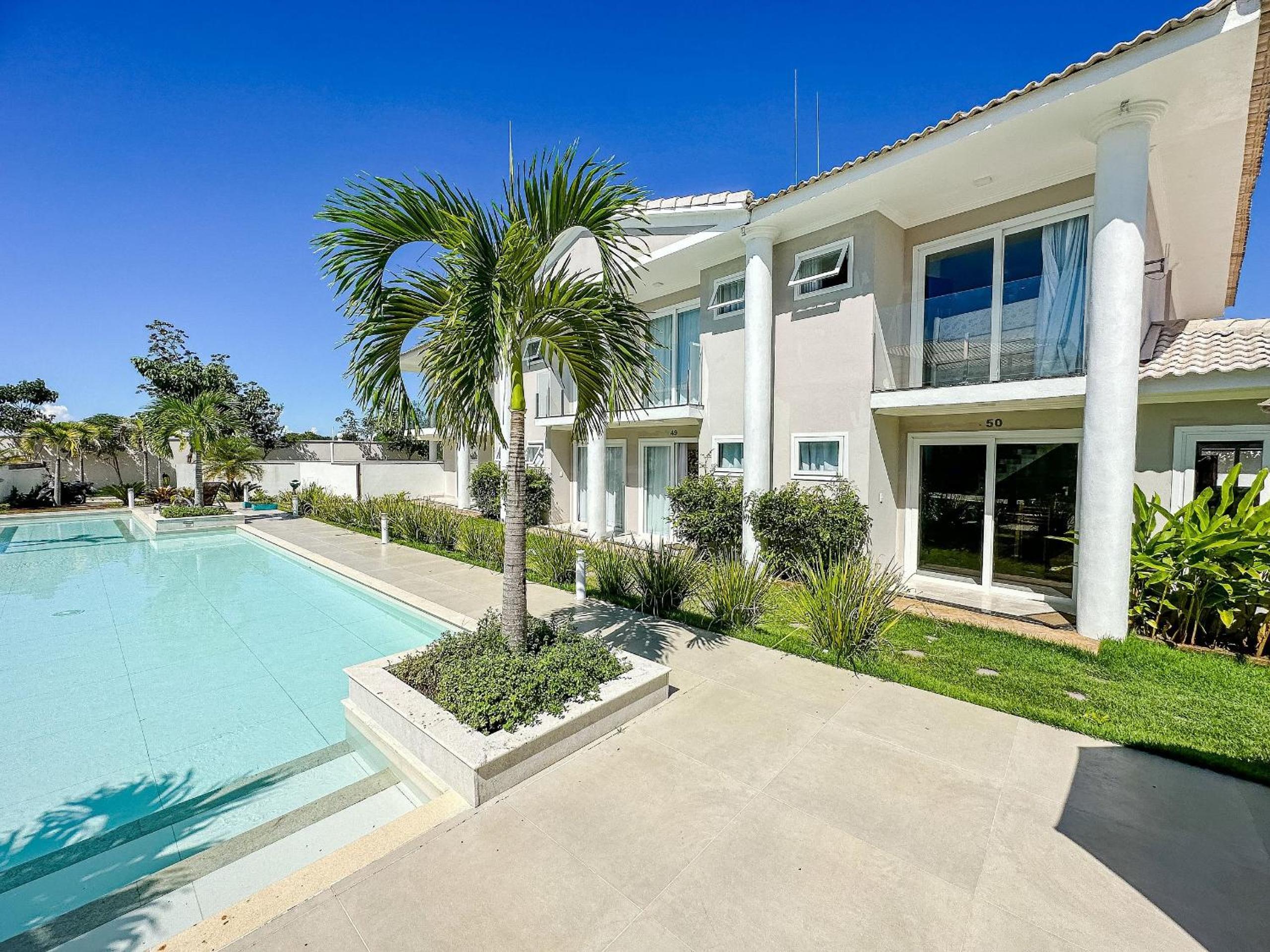 Casa toda climatizada com 2 suítes, gourmet privativo e internet 300MBPS no Residencial Monte das Oliveiras em Arraial D'Ajuda , condomínio com piscinas, s