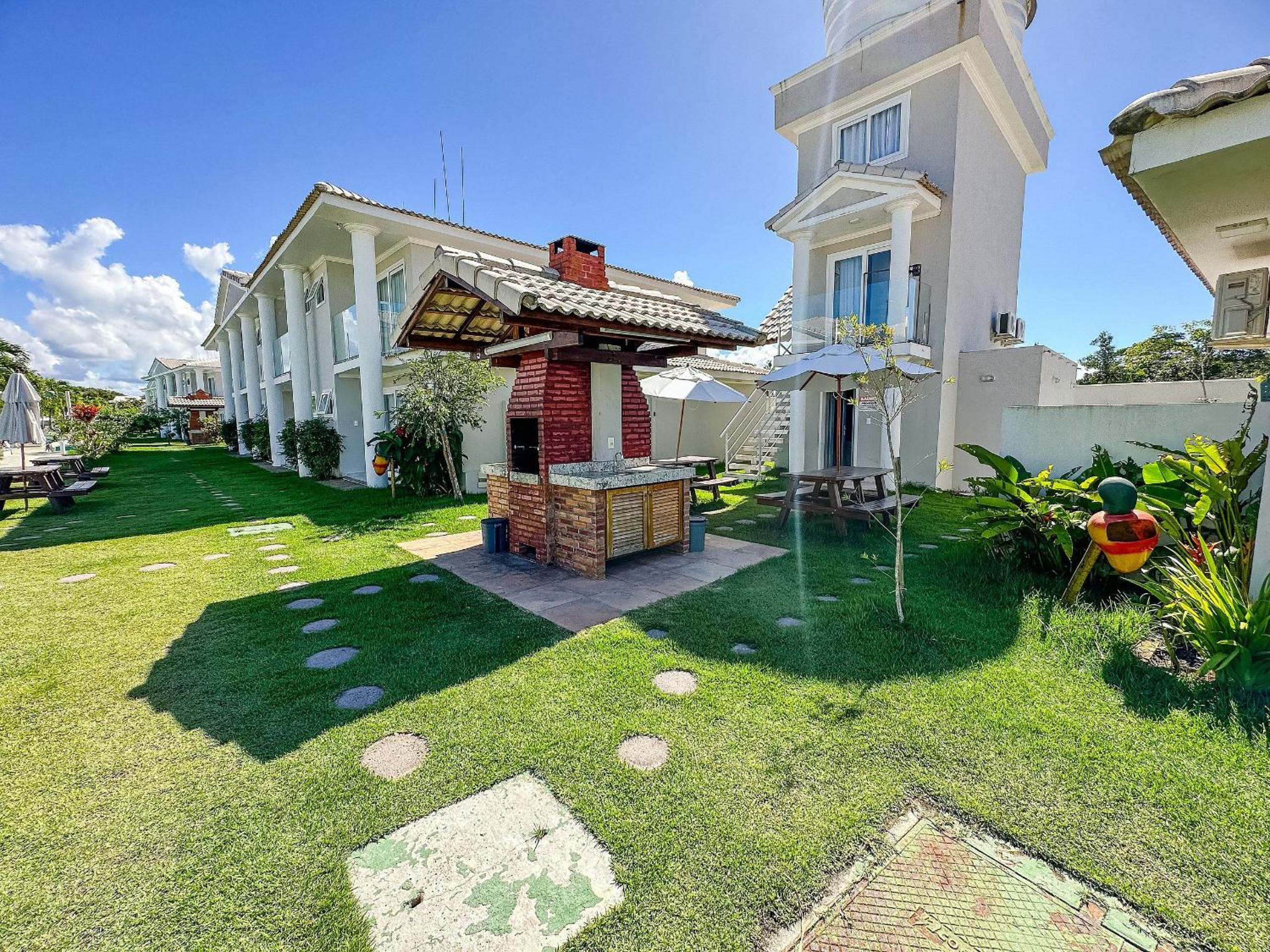 Casa toda climatizada com 2 suítes, gourmet privativo e internet 300MBPS no Residencial Monte das Oliveiras em Arraial D'Ajuda , condomínio com piscinas, s