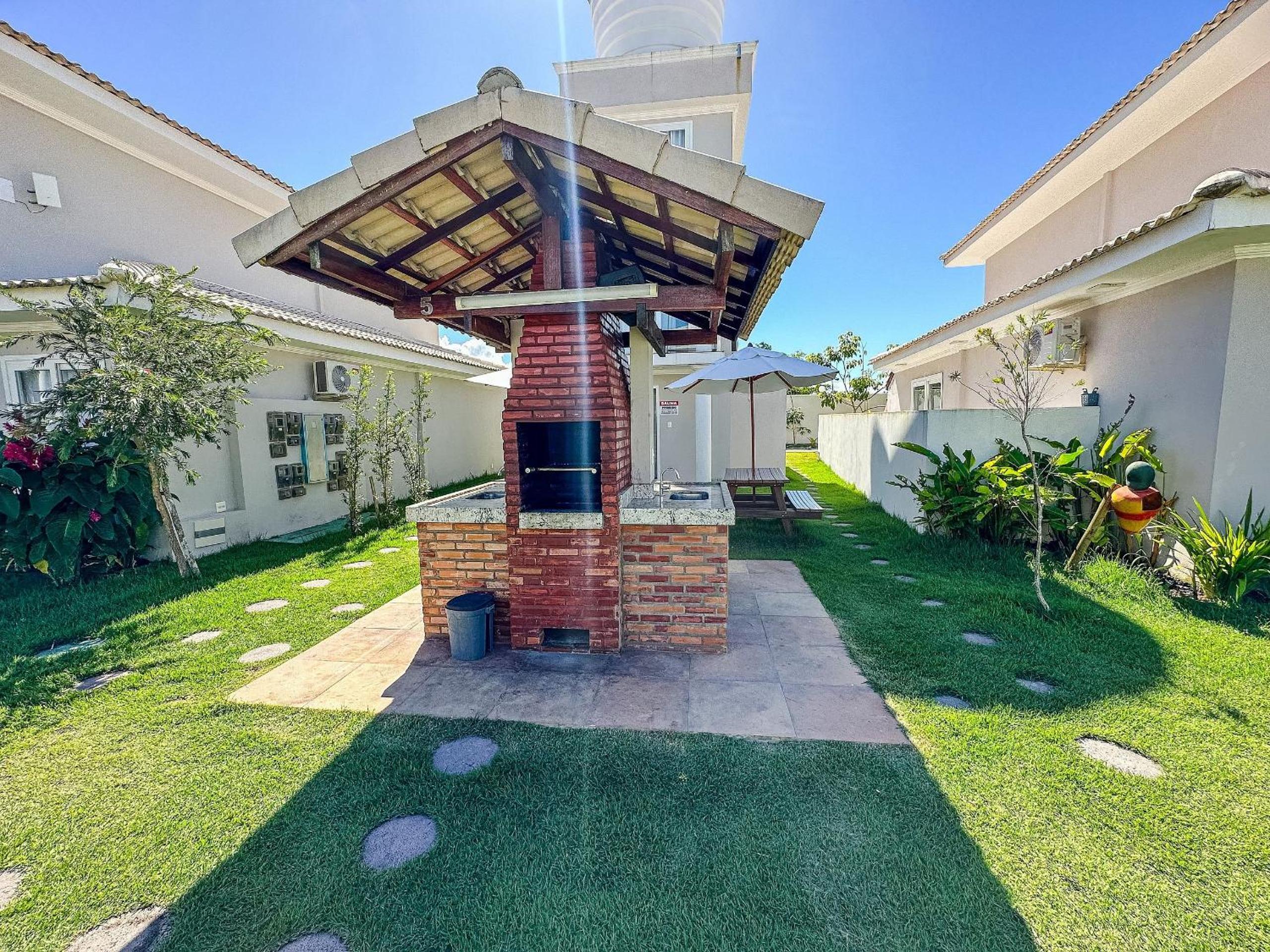 Casa toda climatizada com 2 suítes, gourmet privativo e internet 300MBPS no Residencial Monte das Oliveiras em Arraial D'Ajuda , condomínio com piscinas, s