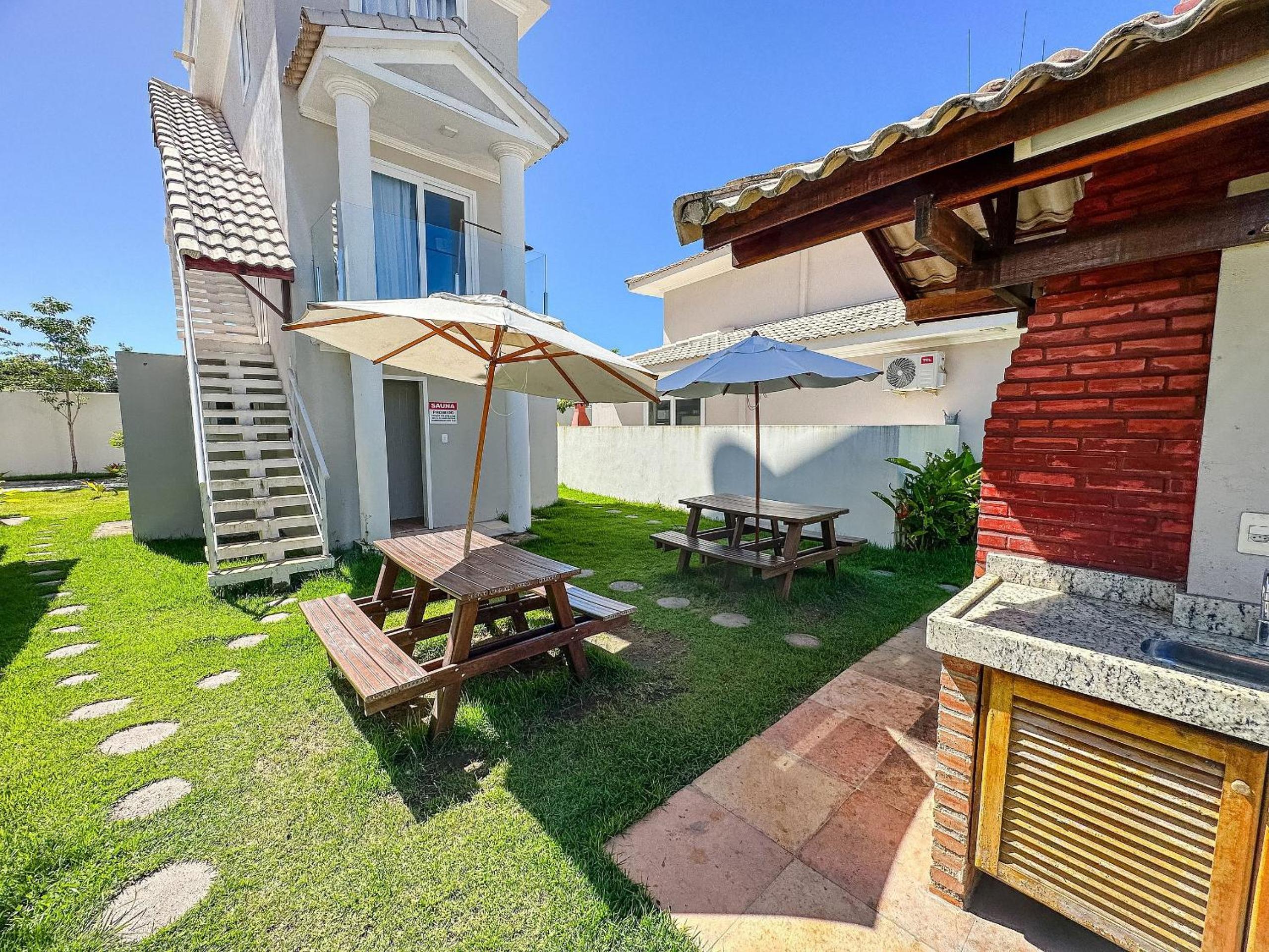 Casa toda climatizada com 2 suítes, gourmet privativo e internet 300MBPS no Residencial Monte das Oliveiras em Arraial D'Ajuda , condomínio com piscinas, s