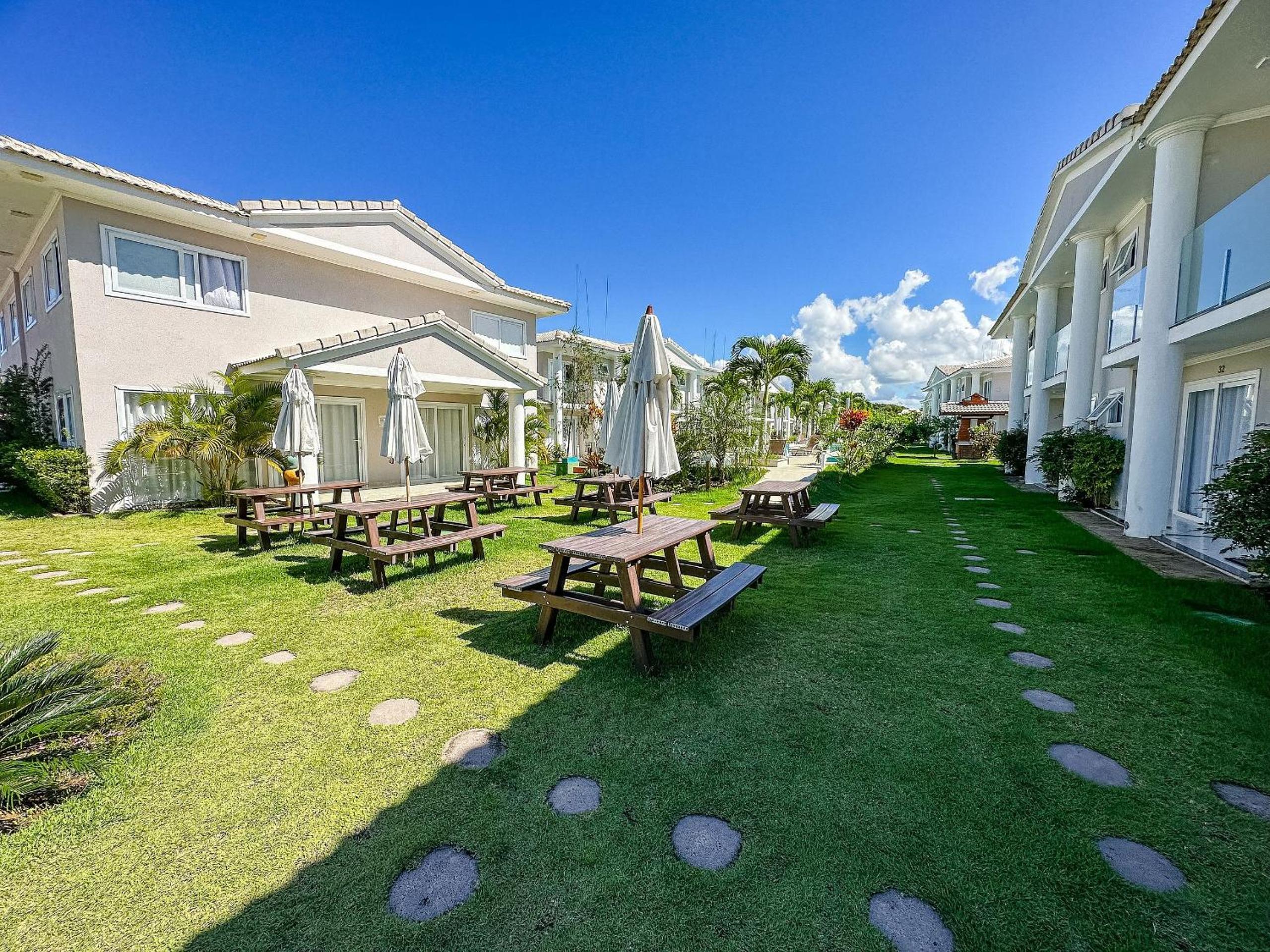 Casa toda climatizada com 2 suítes, gourmet privativo e internet 300MBPS no Residencial Monte das Oliveiras em Arraial D'Ajuda , condomínio com piscinas, s